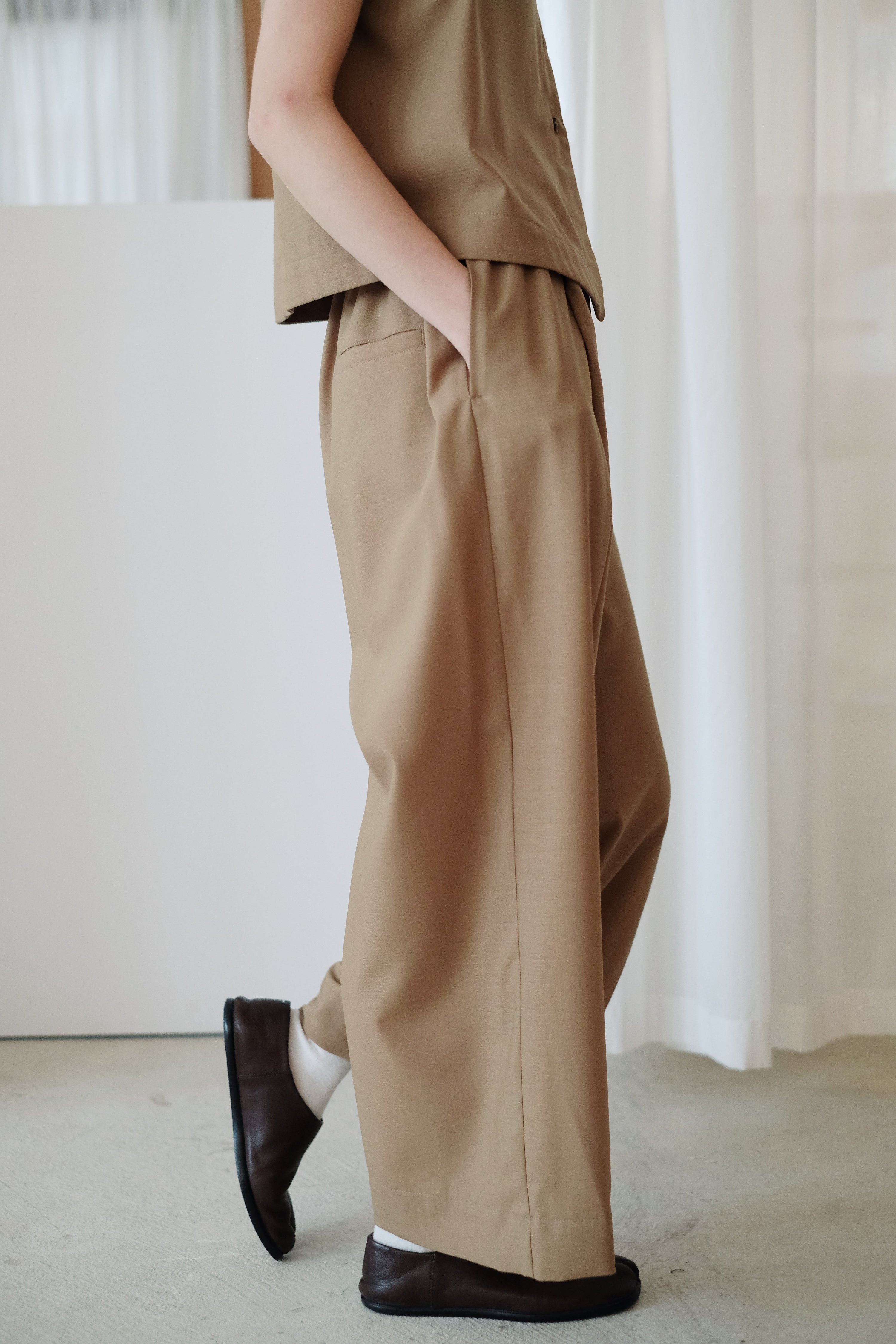 ARIA PLEAT-DETAIL PANTS (CAMEL)