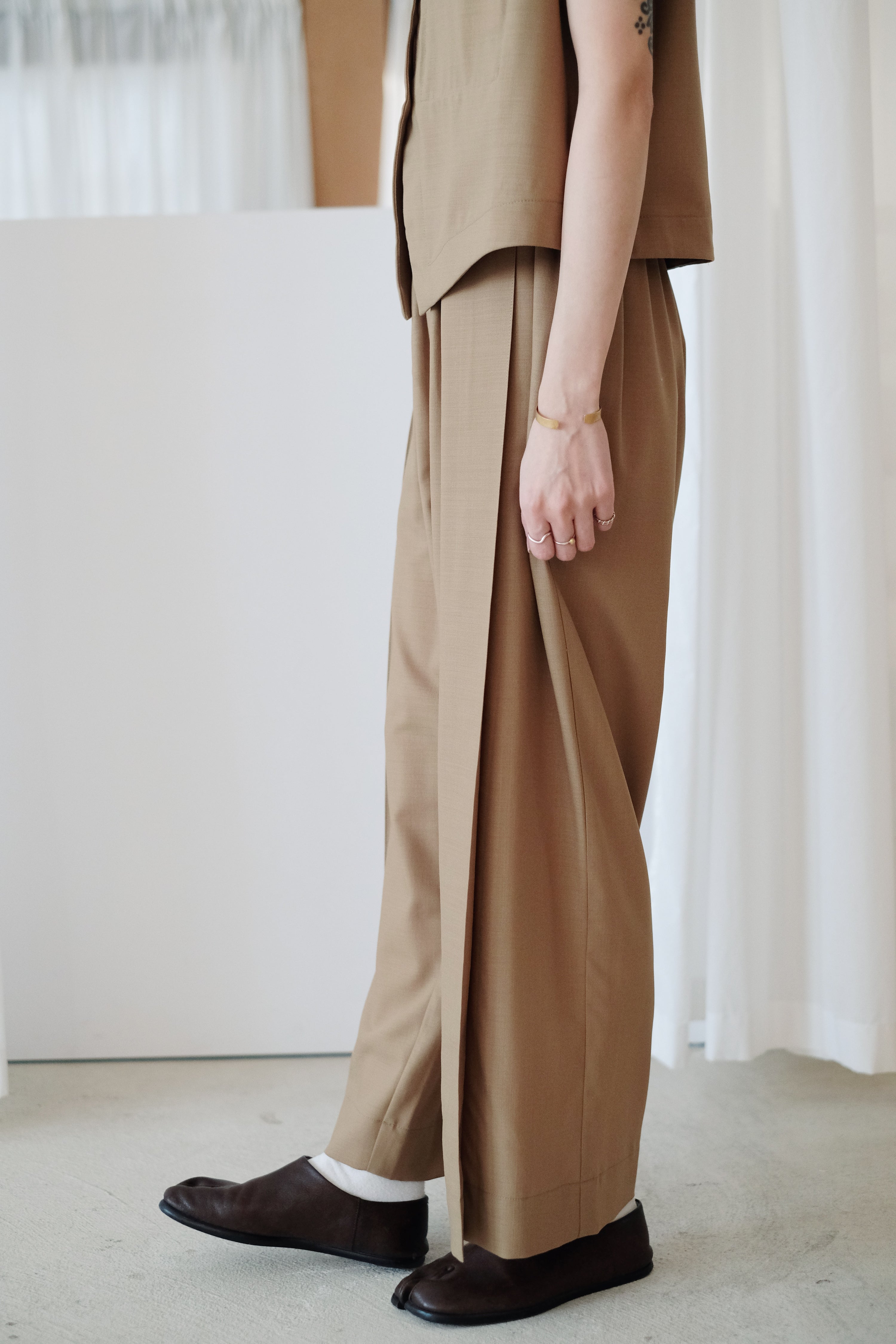 ARIA PLEAT-DETAIL PANTS (CAMEL)