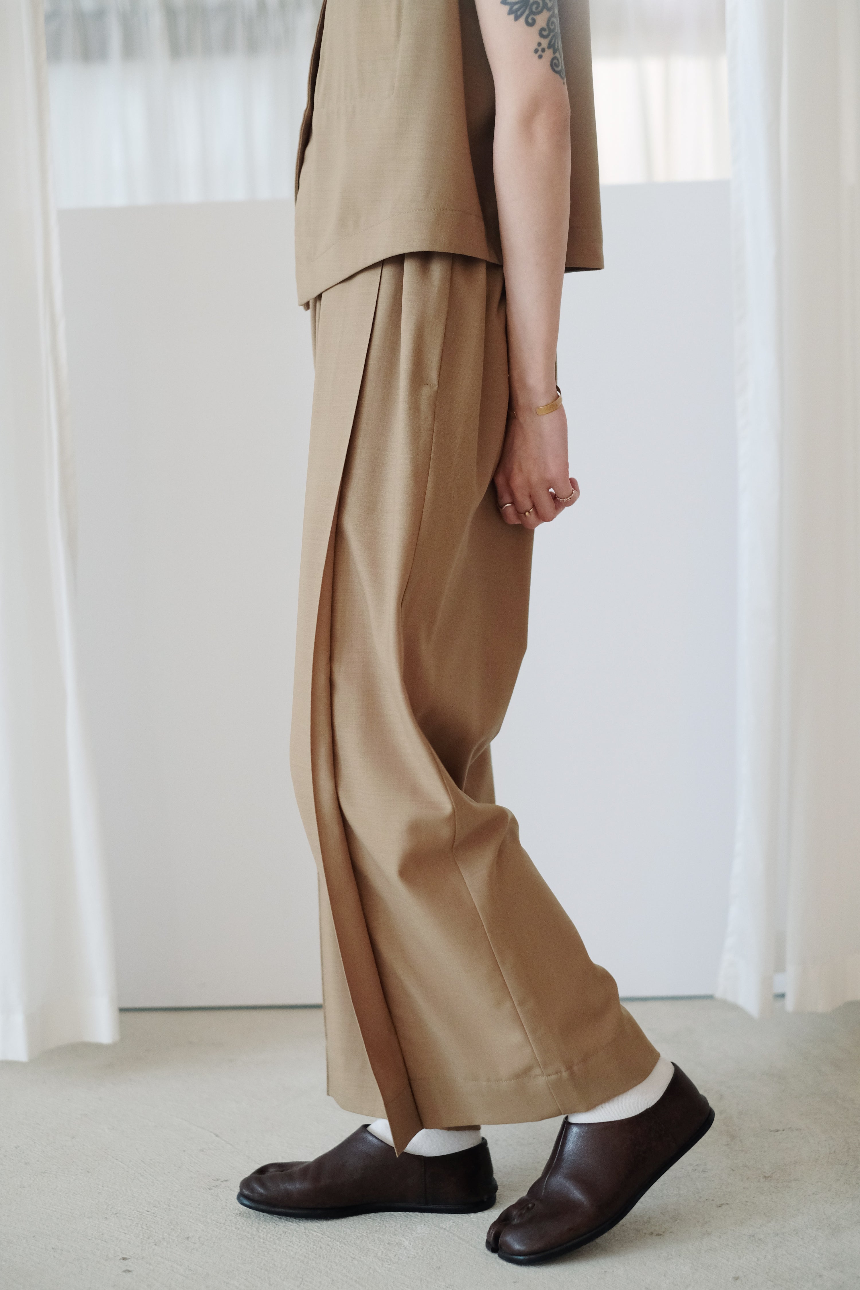 ARIA PLEAT-DETAIL PANTS (CAMEL)