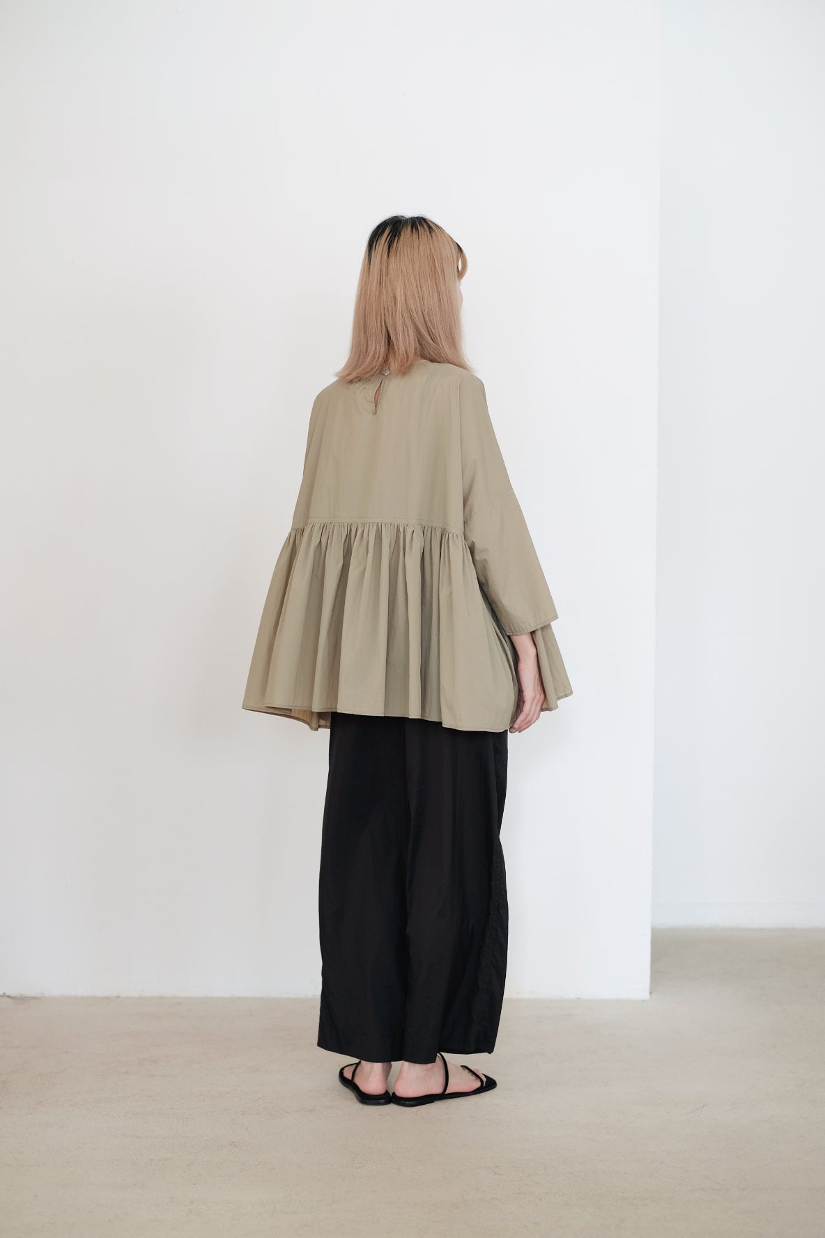 MAEVE BLOUSE (LIGHT OLIVE) | 淺橄欖色傘形下擺上衣