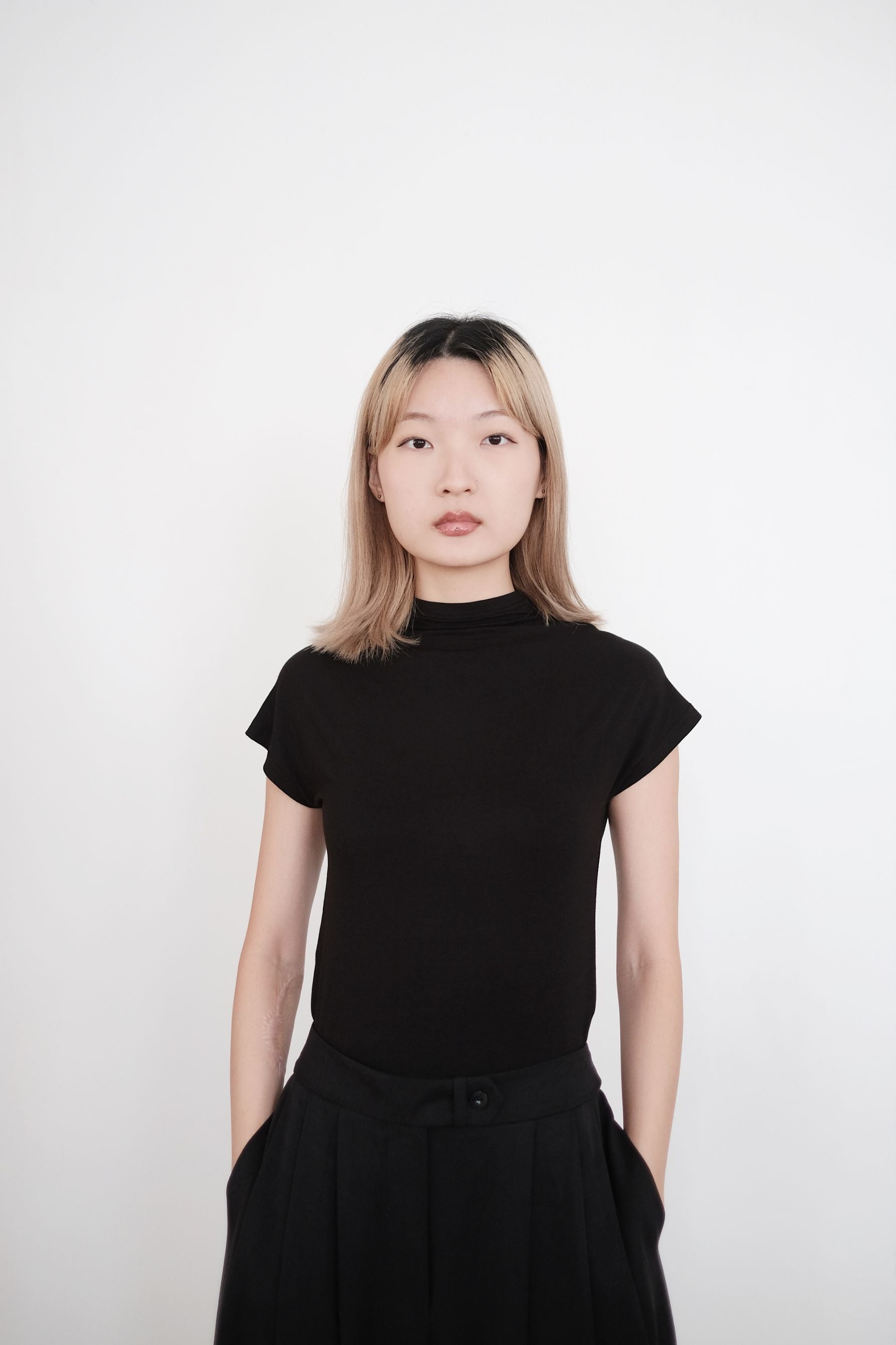 FENGARI TEE (BLACK) | 黑色中領短版T恤