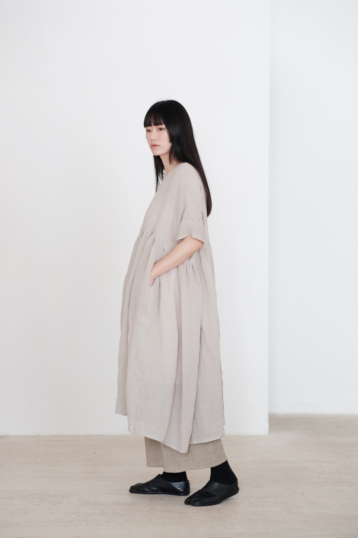 MIA DRESS (BEIGE) | 淺灰杏色寬鬆碎摺長裙