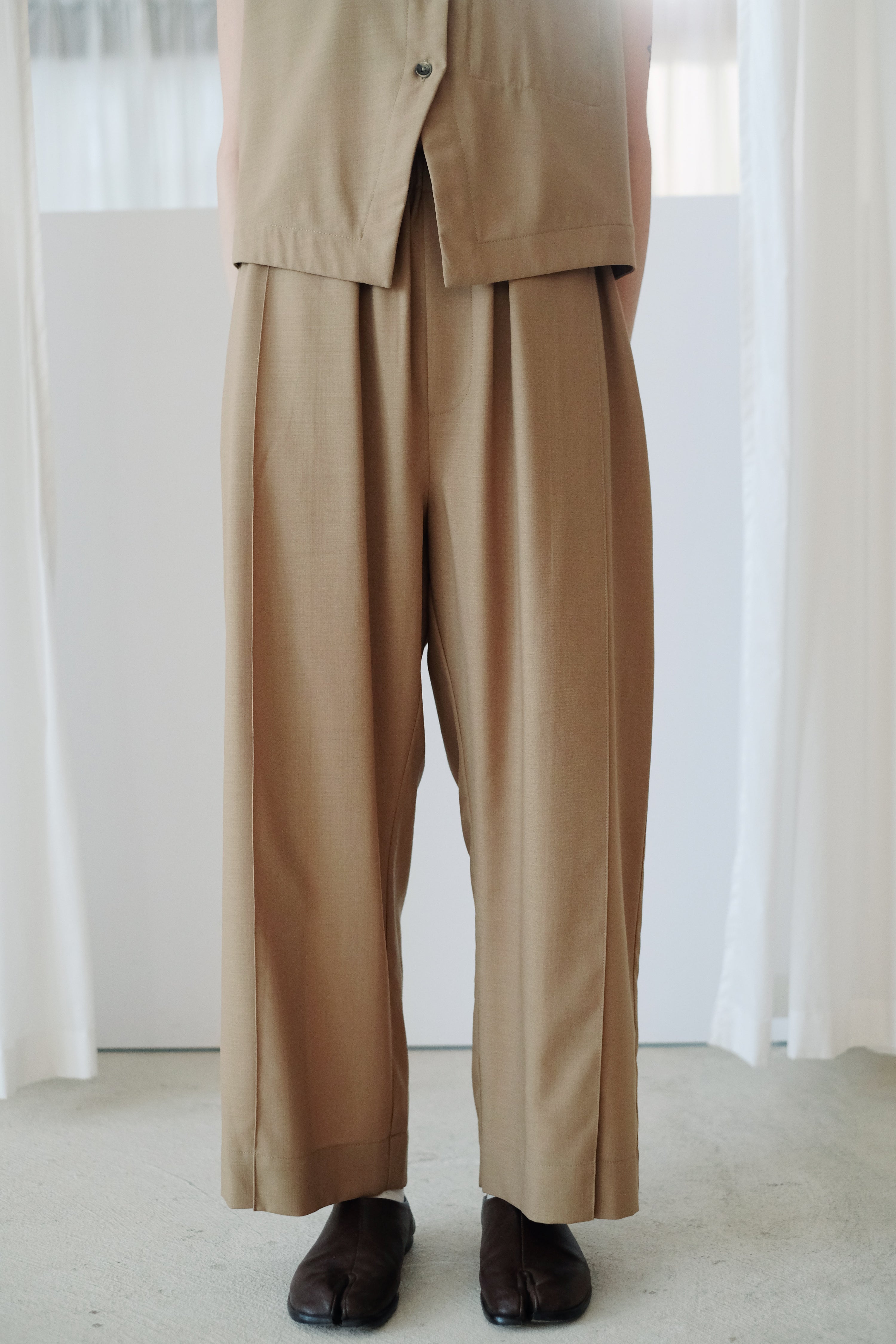 ARIA PLEAT-DETAIL PANTS (CAMEL)