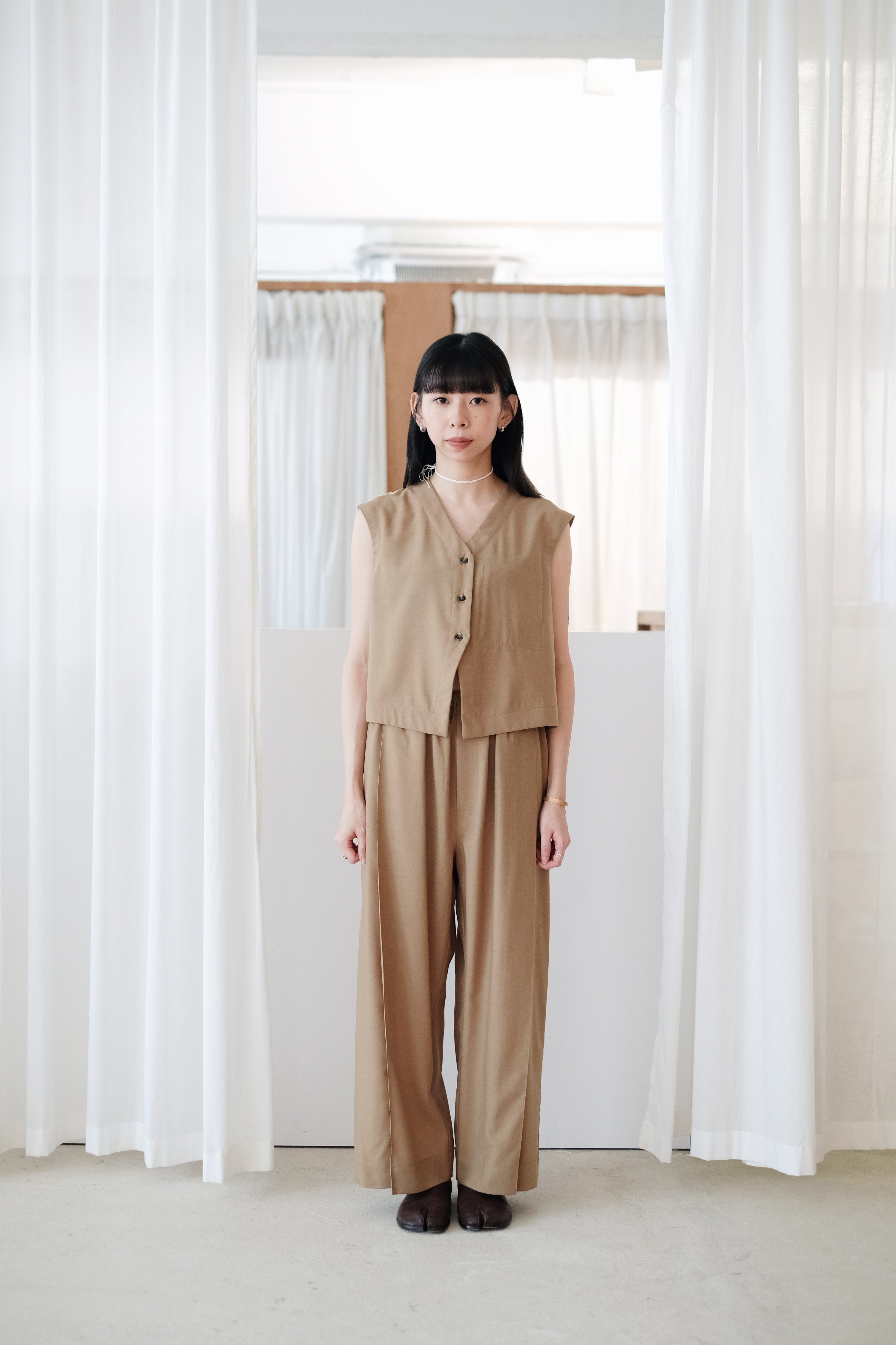 ARIA PLEAT-DETAIL PANTS (CAMEL)