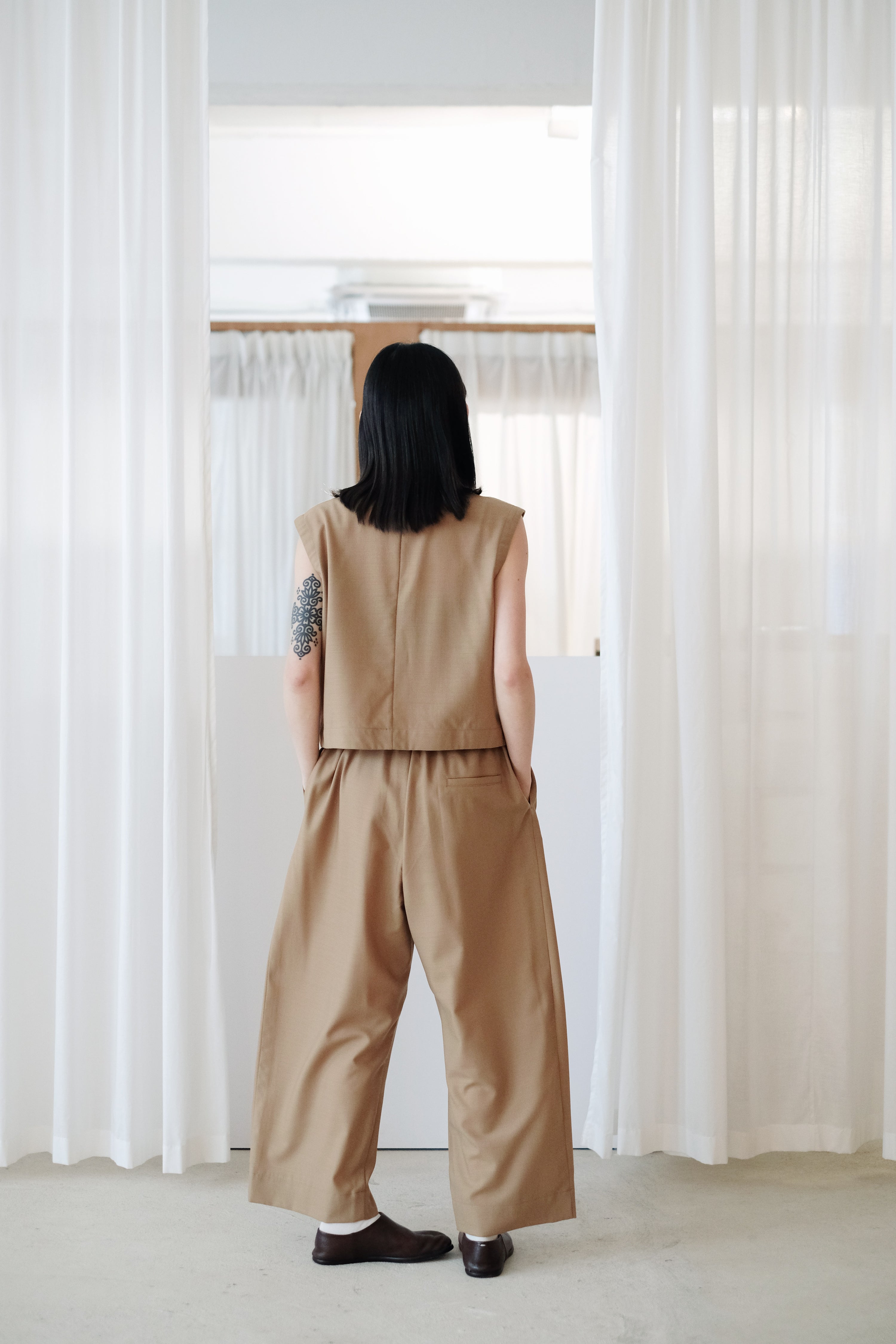 ARIA PLEAT-DETAIL PANTS (CAMEL)