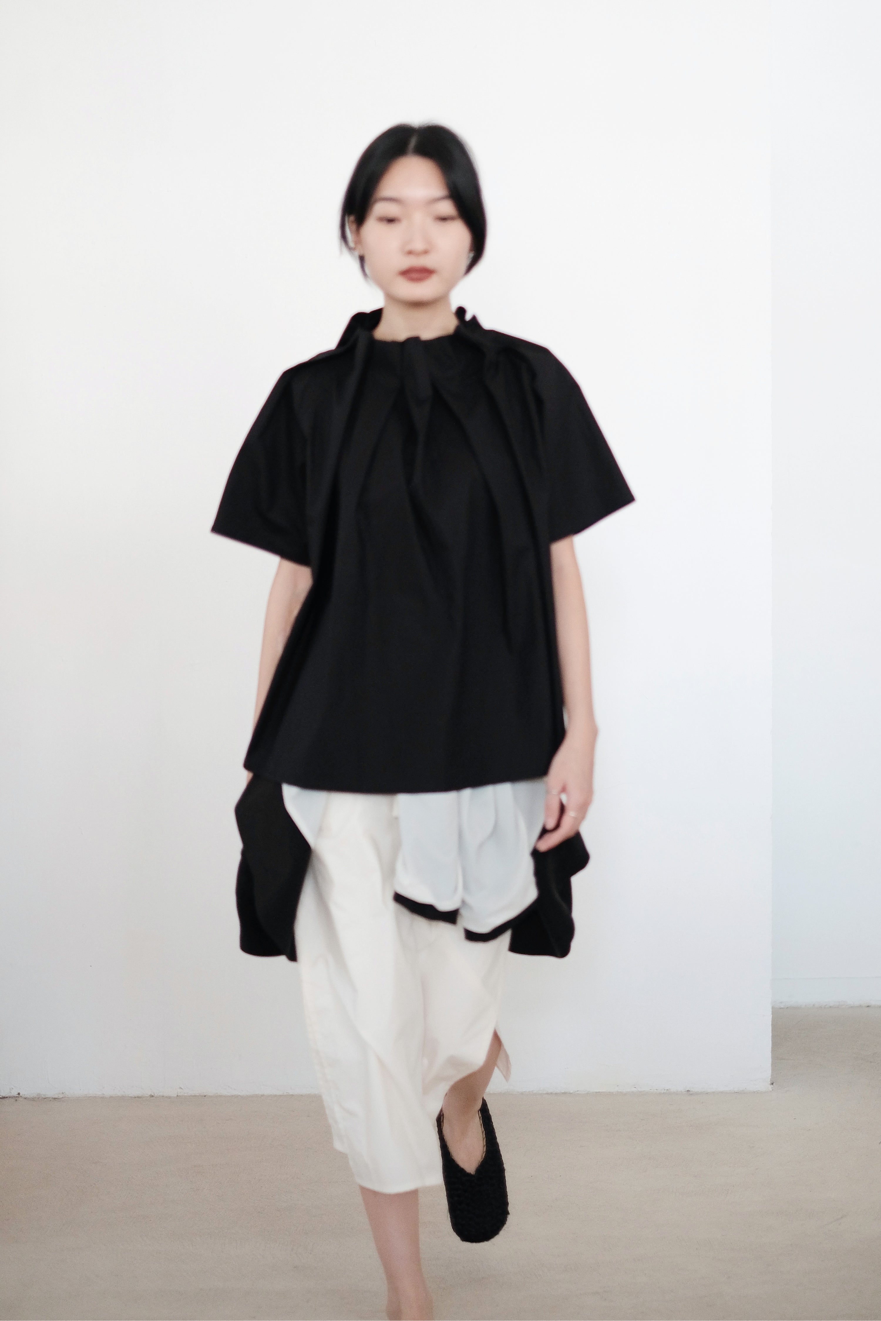 ARLETTE GATHERED BLOUSE (BLACK)