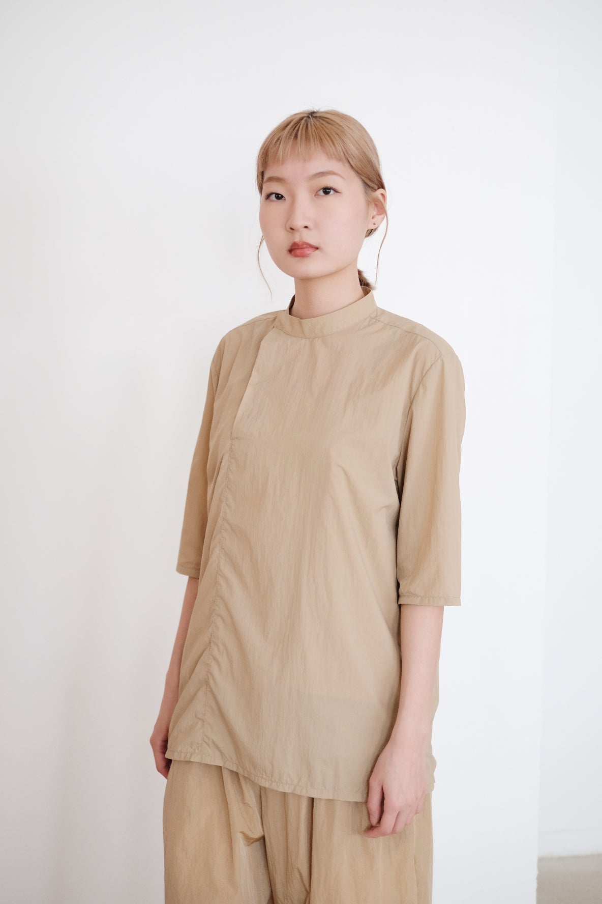 MADELYN BLOUSE (CAMEL) | 駝色斜襟半袖襯衫