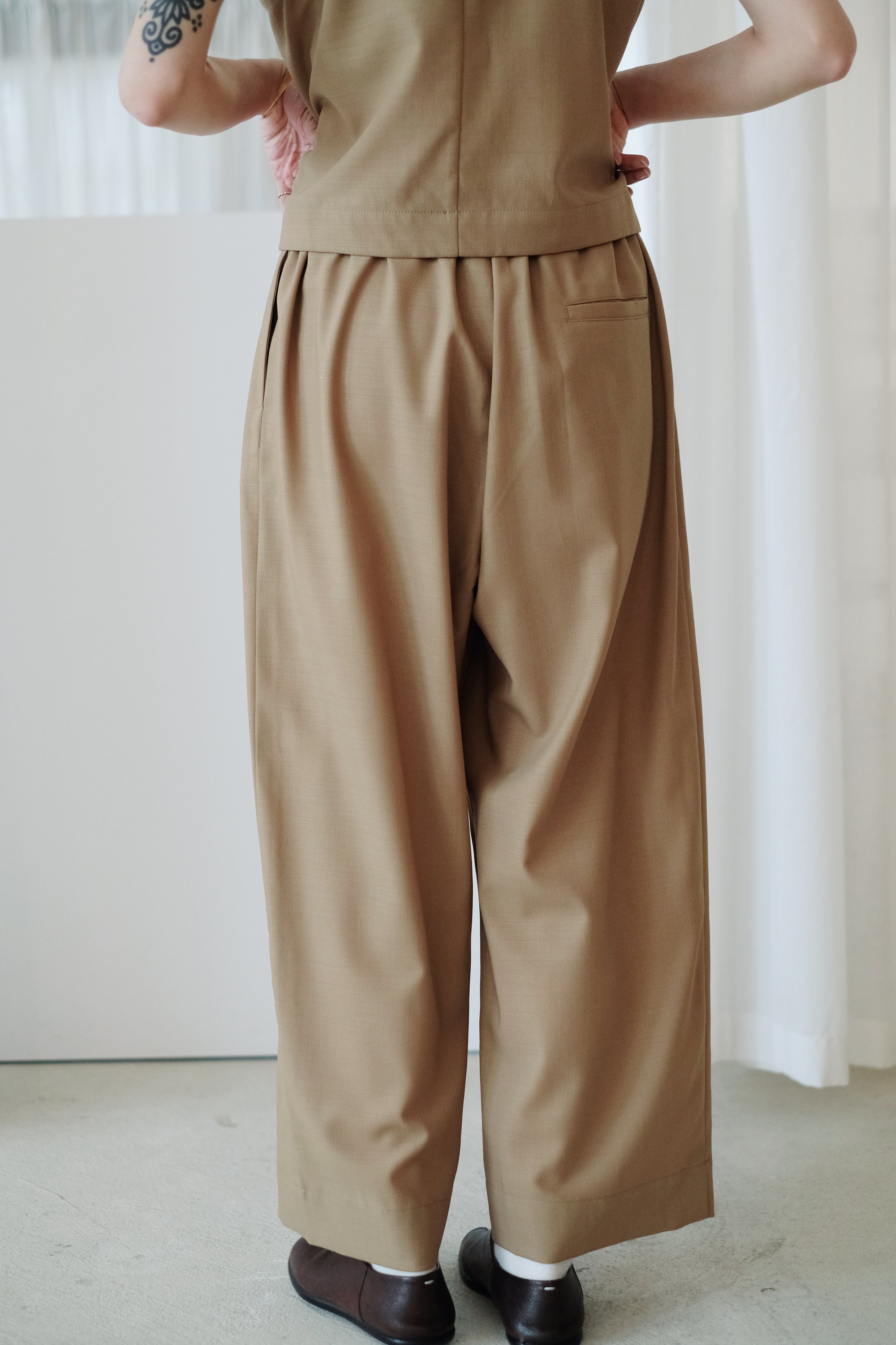 ARIA PLEAT-DETAIL PANTS (CAMEL)