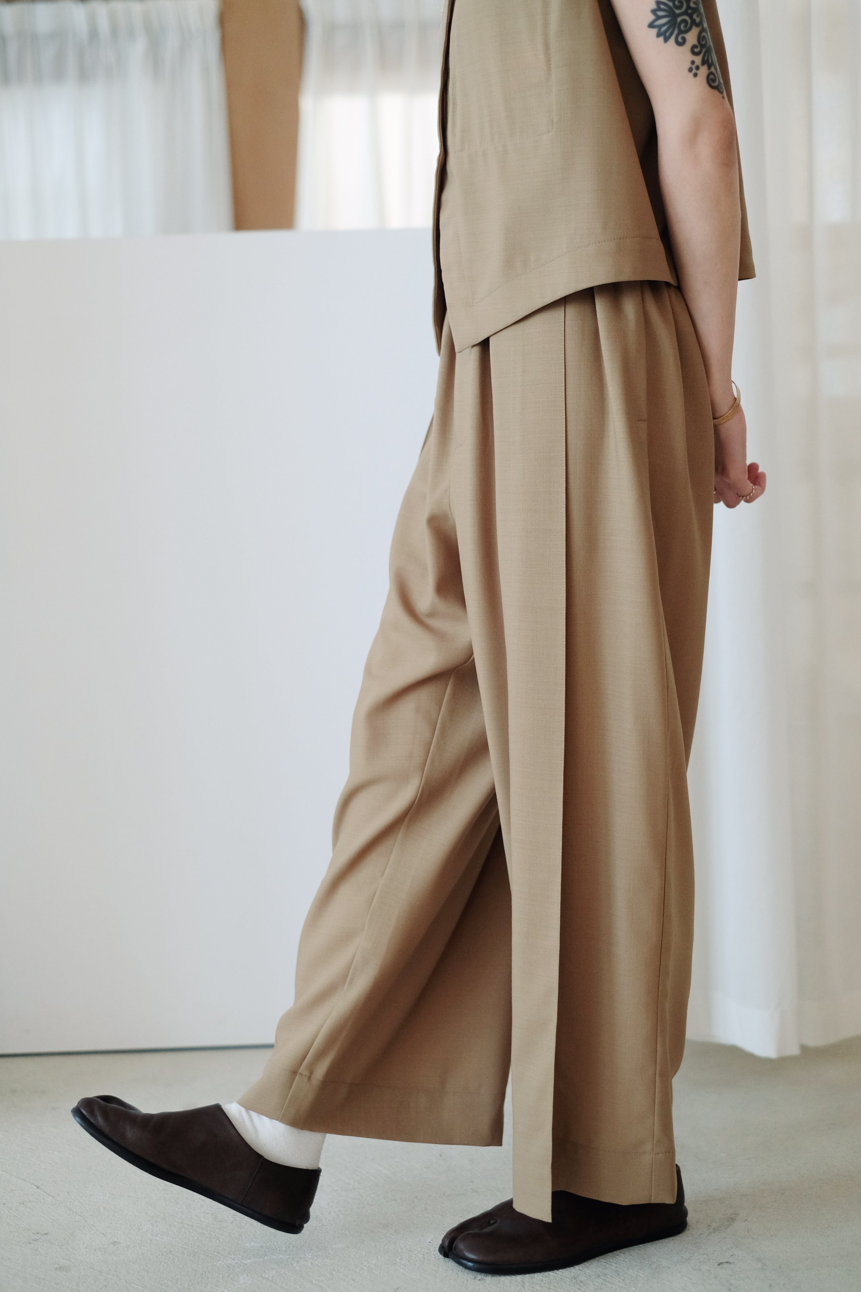 ARIA PLEAT-DETAIL PANTS (CAMEL)