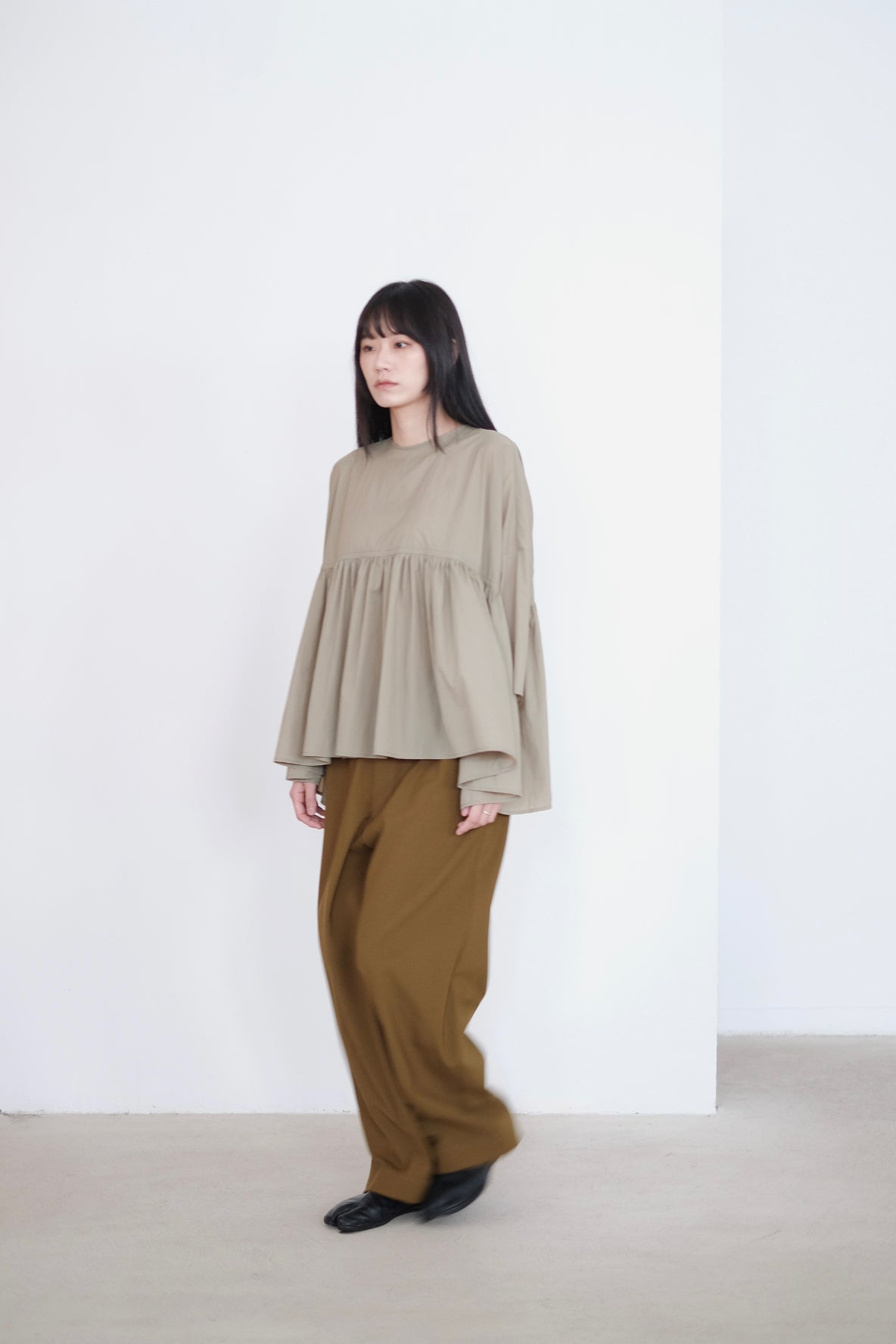 MAEVE BLOUSE (LIGHT OLIVE) | 淺橄欖色傘形下擺上衣