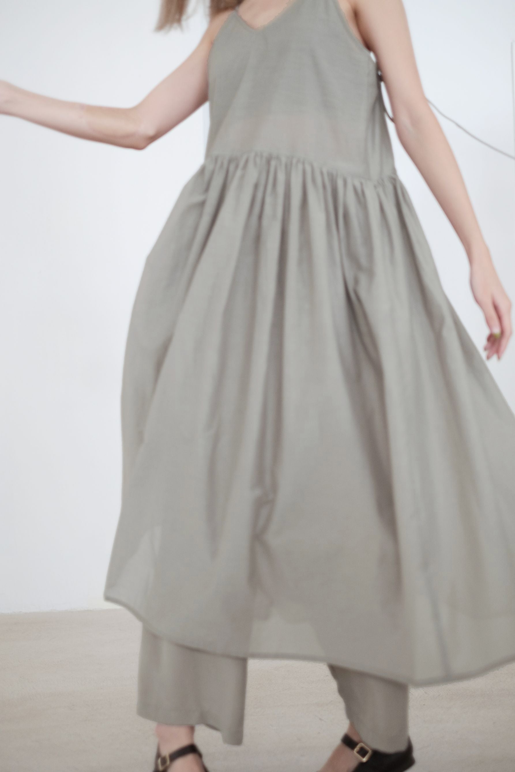 ELLORY DRESS (WARMGREY) | 暖灰色吊帶傘裙