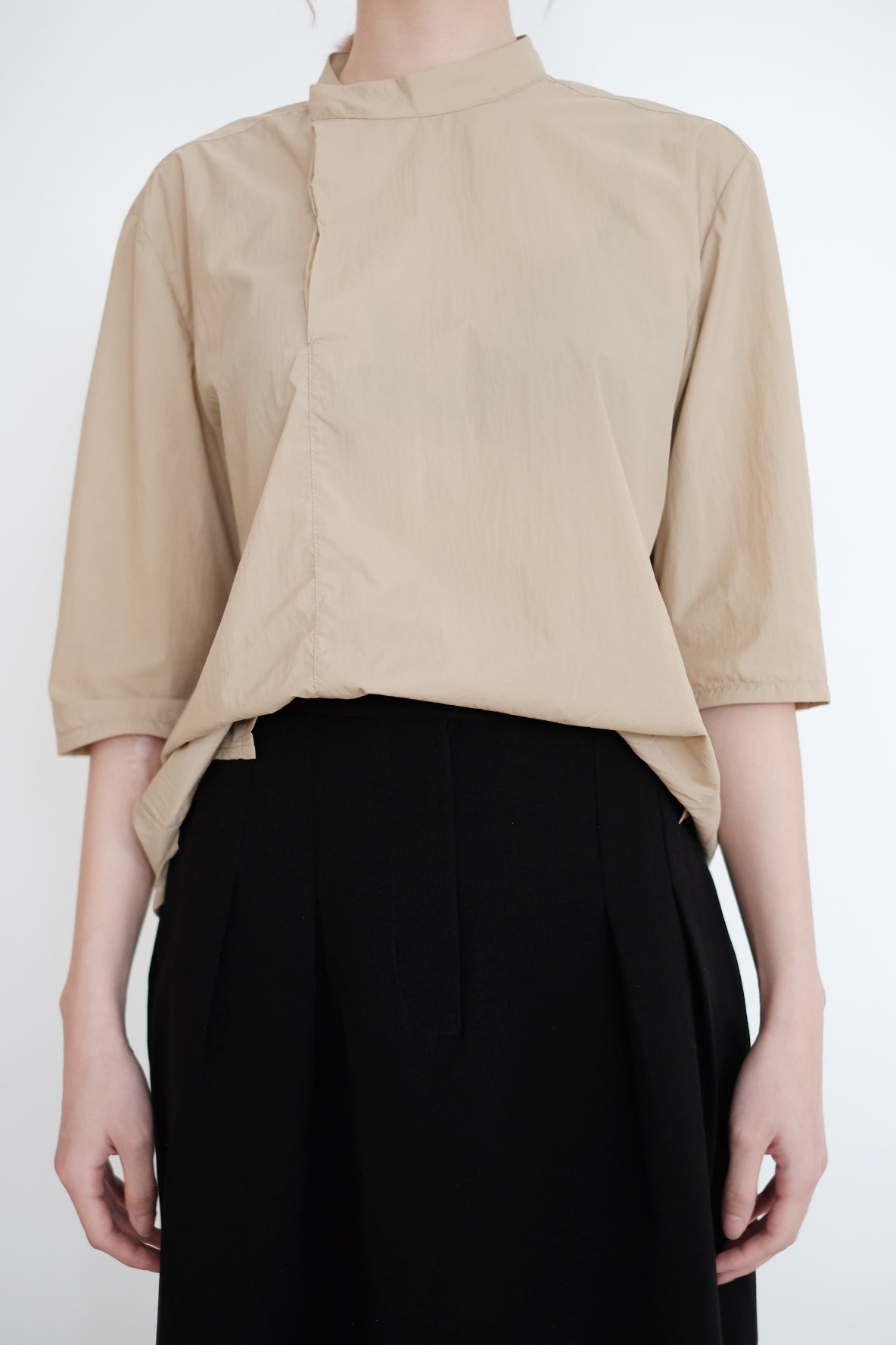 MADELYN BLOUSE (CAMEL) | 駝色斜襟半袖襯衫