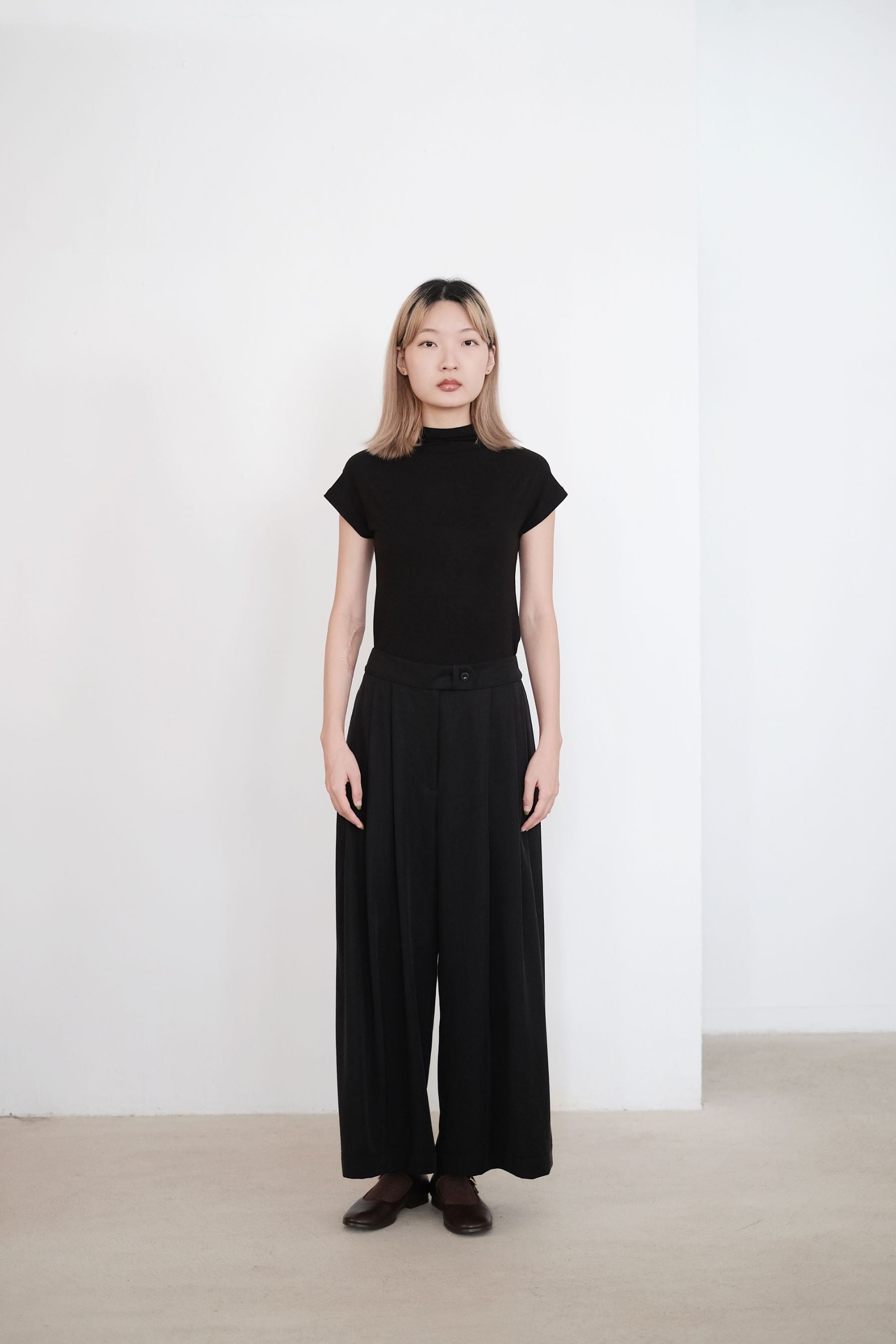 FENGARI TEE (BLACK) | 黑色中領短版T恤