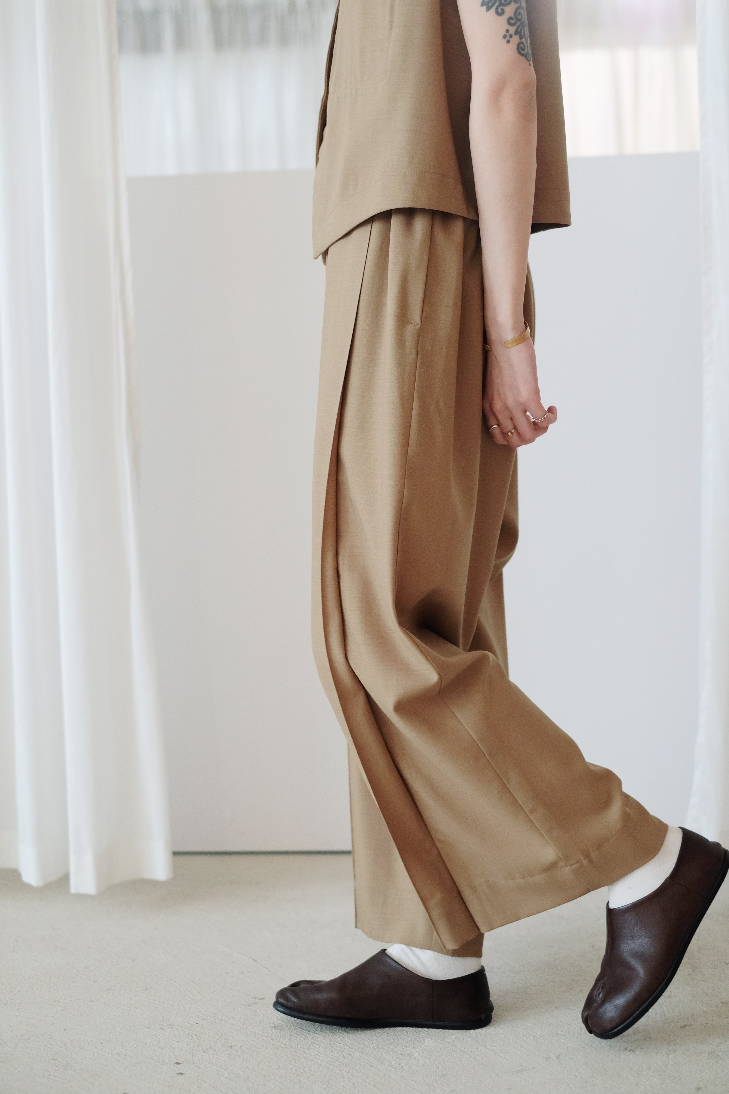 ARIA PLEAT-DETAIL PANTS (CAMEL)