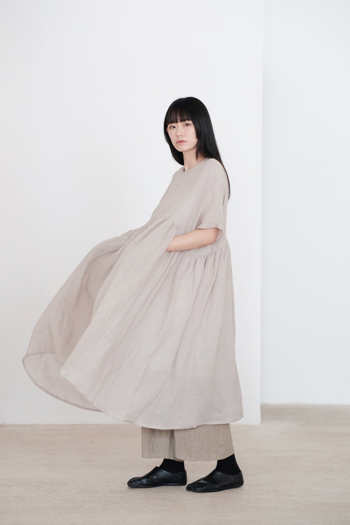 MIA DRESS (BEIGE) | 淺灰杏色寬鬆碎摺長裙