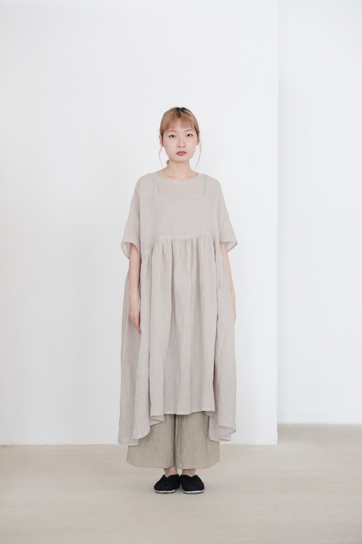 MIA DRESS (BEIGE) | 淺灰杏色寬鬆碎摺長裙