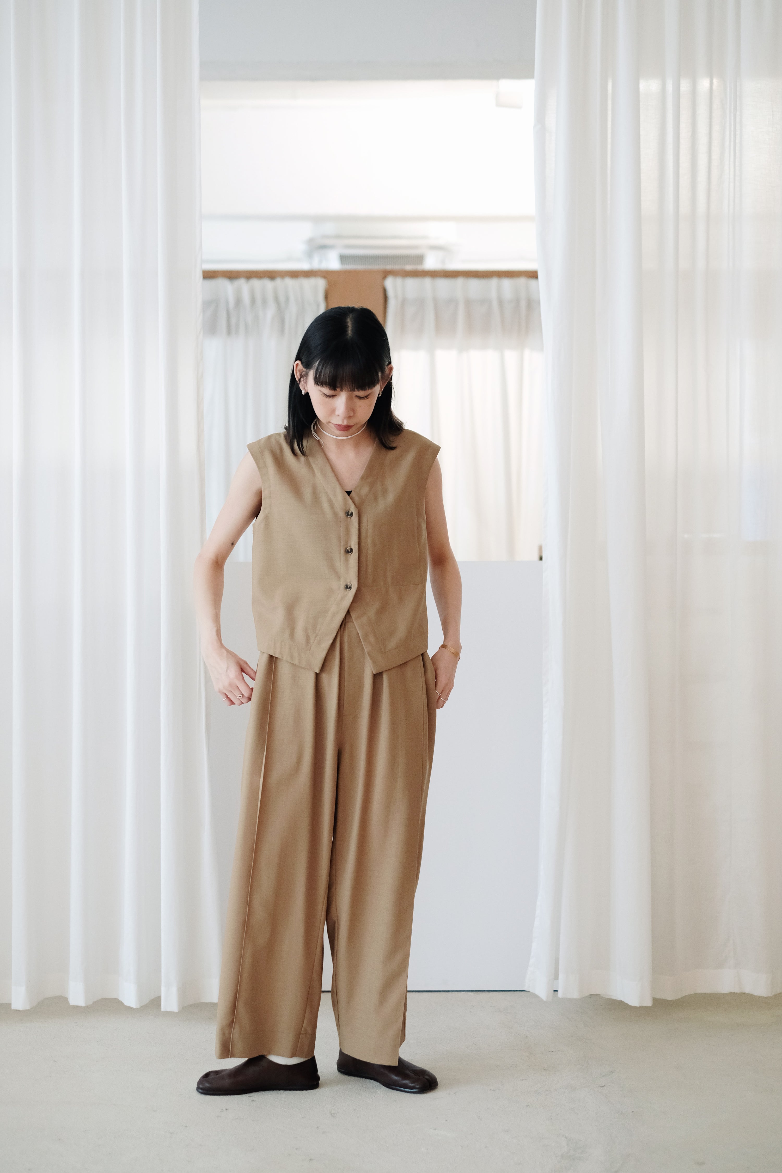 ARIA PLEAT-DETAIL PANTS (CAMEL)