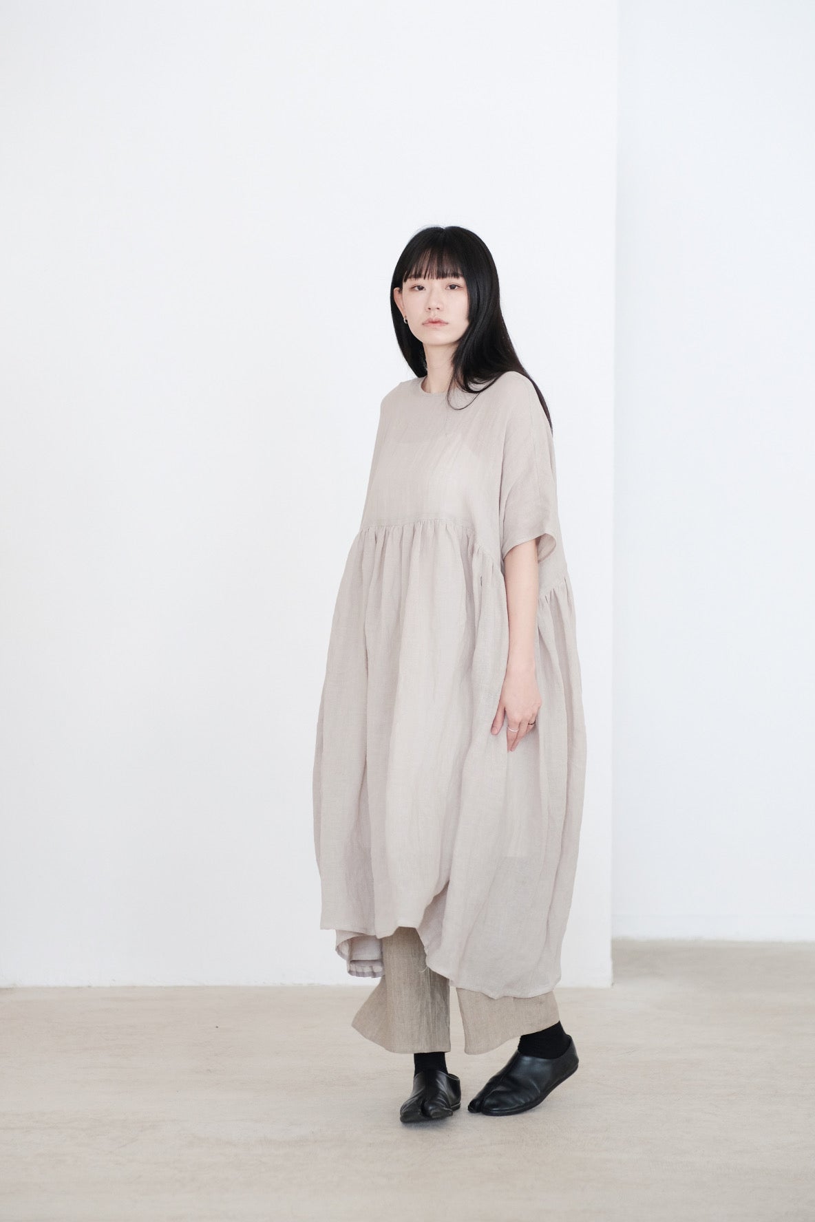 MIA DRESS (BEIGE) | 淺灰杏色寬鬆碎摺長裙