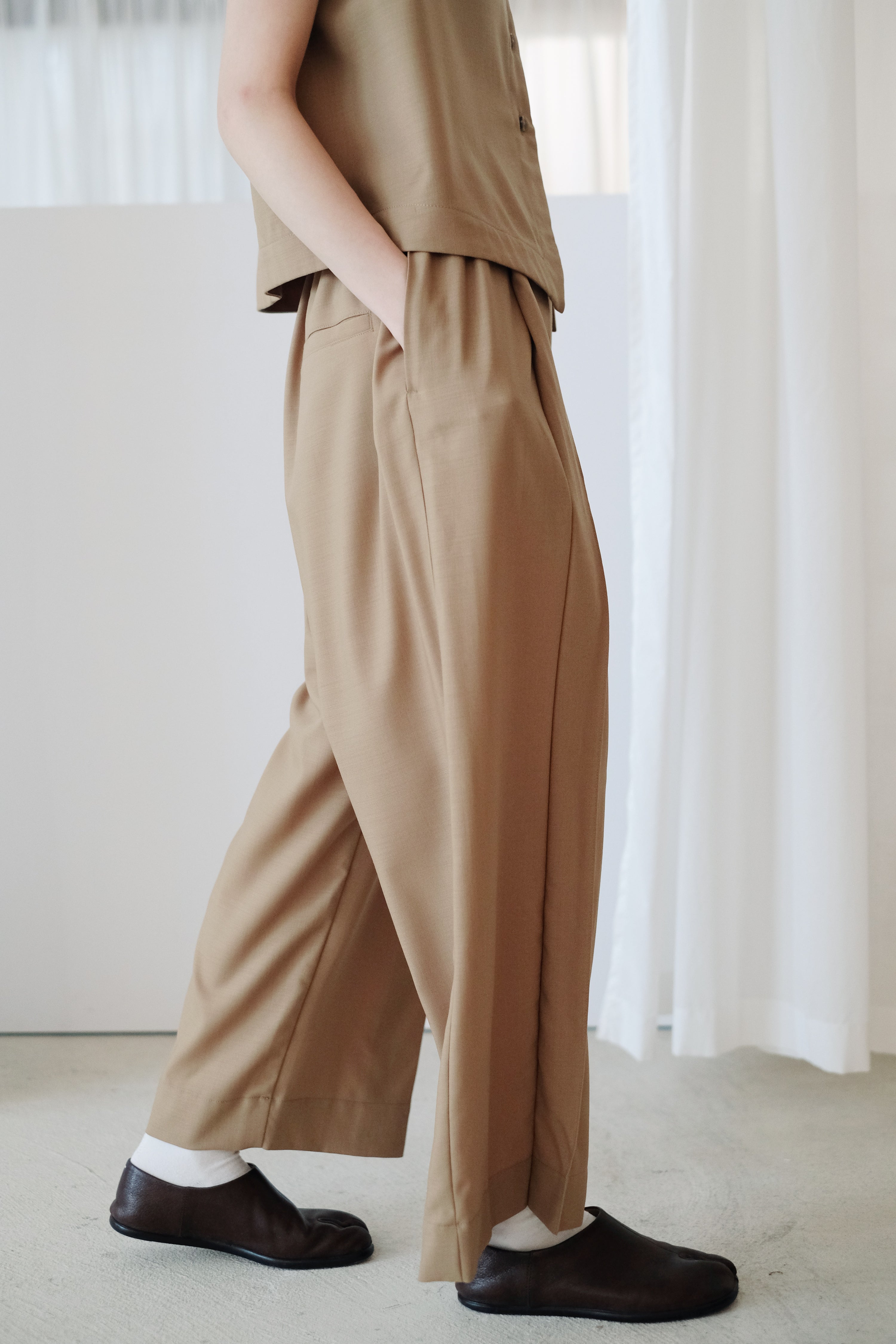 ARIA PLEAT-DETAIL PANTS (CAMEL)