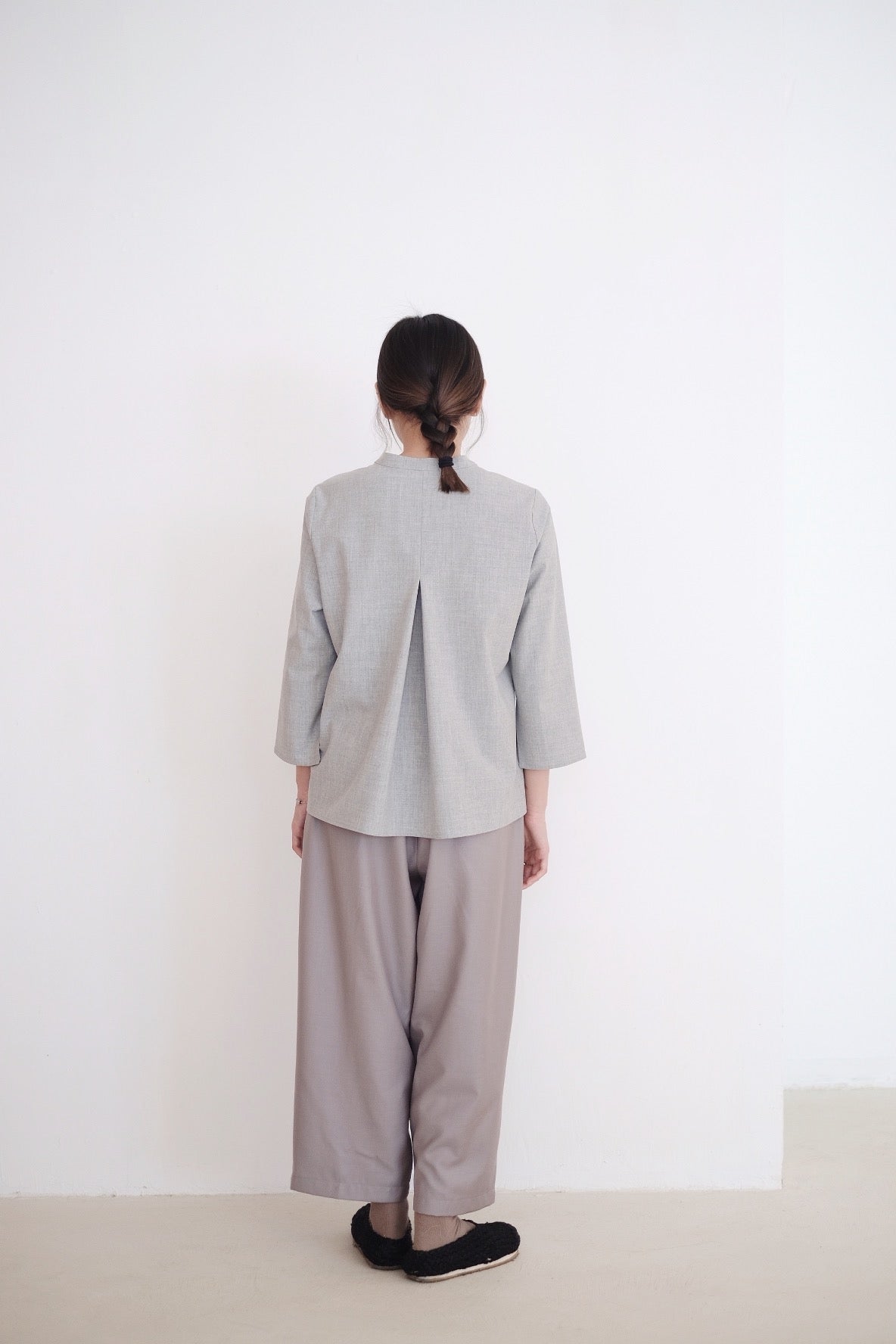 THE GARNET TROUSERS (LIGHT GREY)