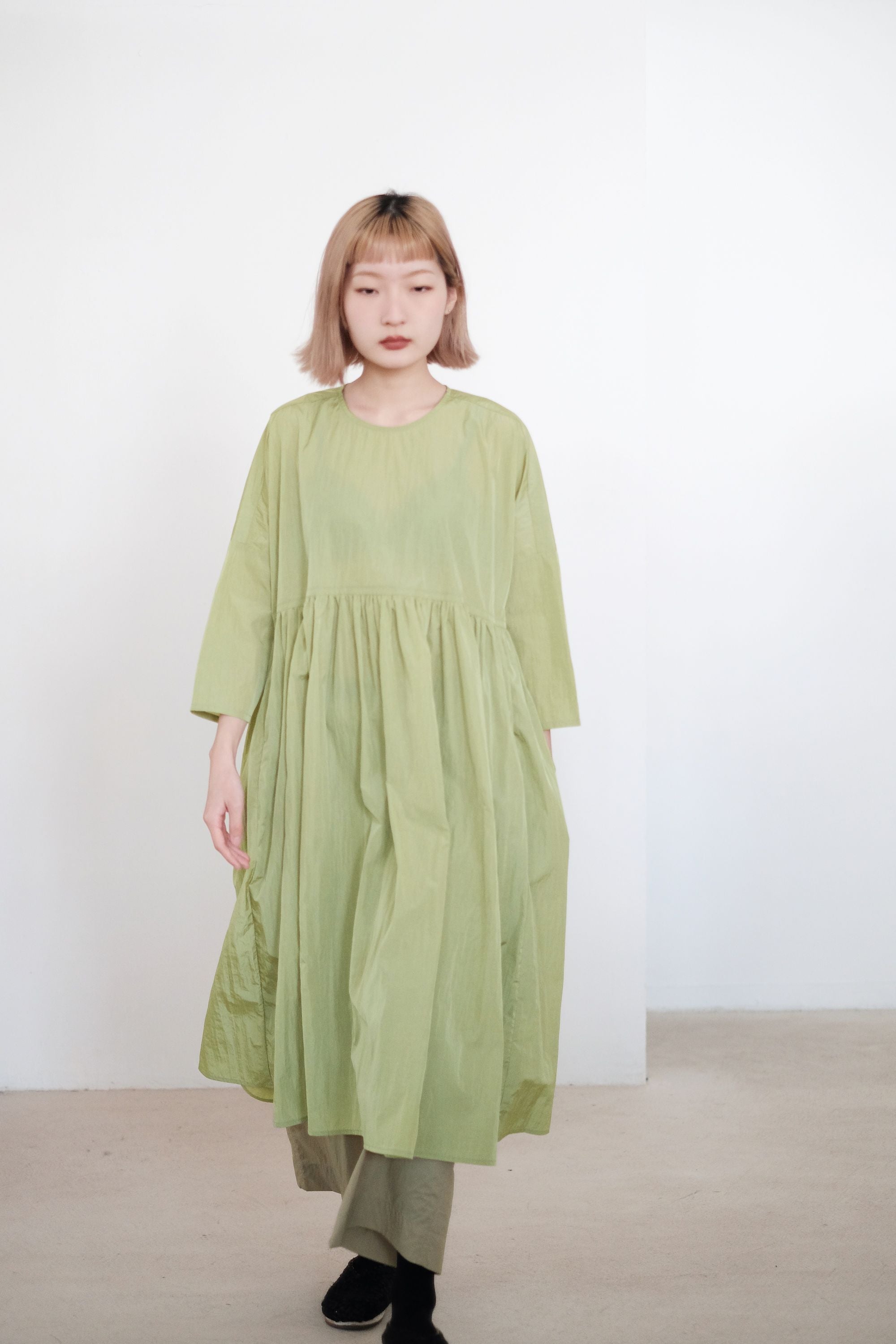 MIA DRESS (GREEN) | 青草綠色寬鬆碎摺長裙