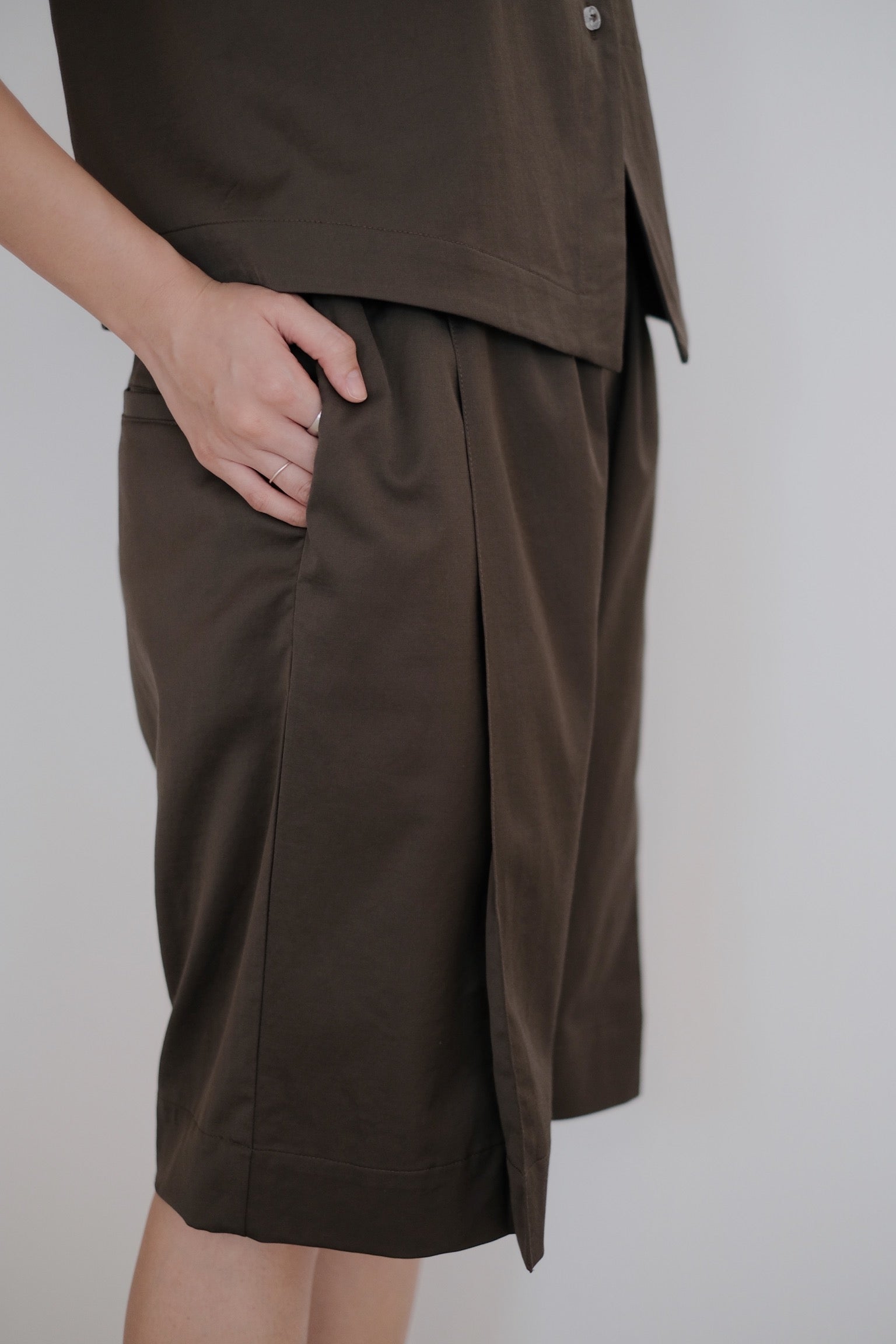 ARIA PLEAT-DETAIL SHORTS (OLIVE)