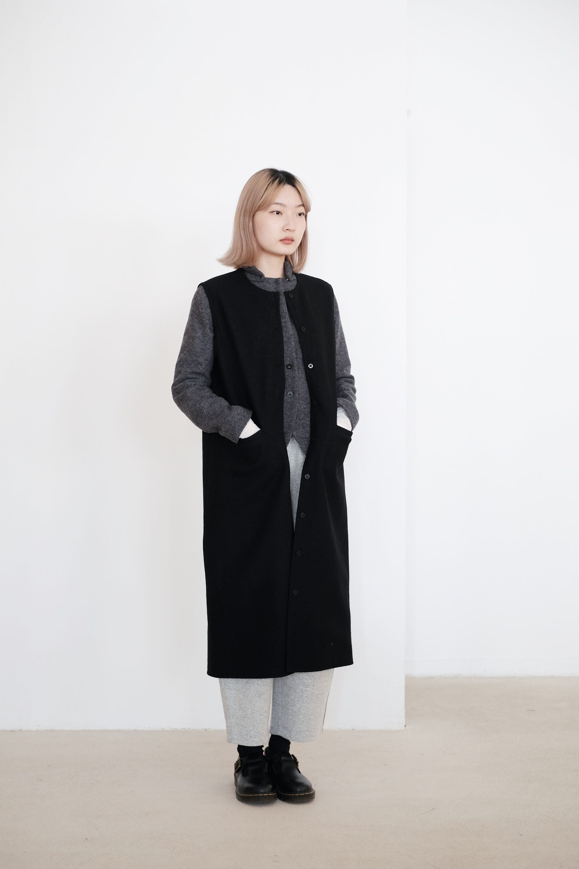 EADA SLEEVELESS COAT (BLACK)