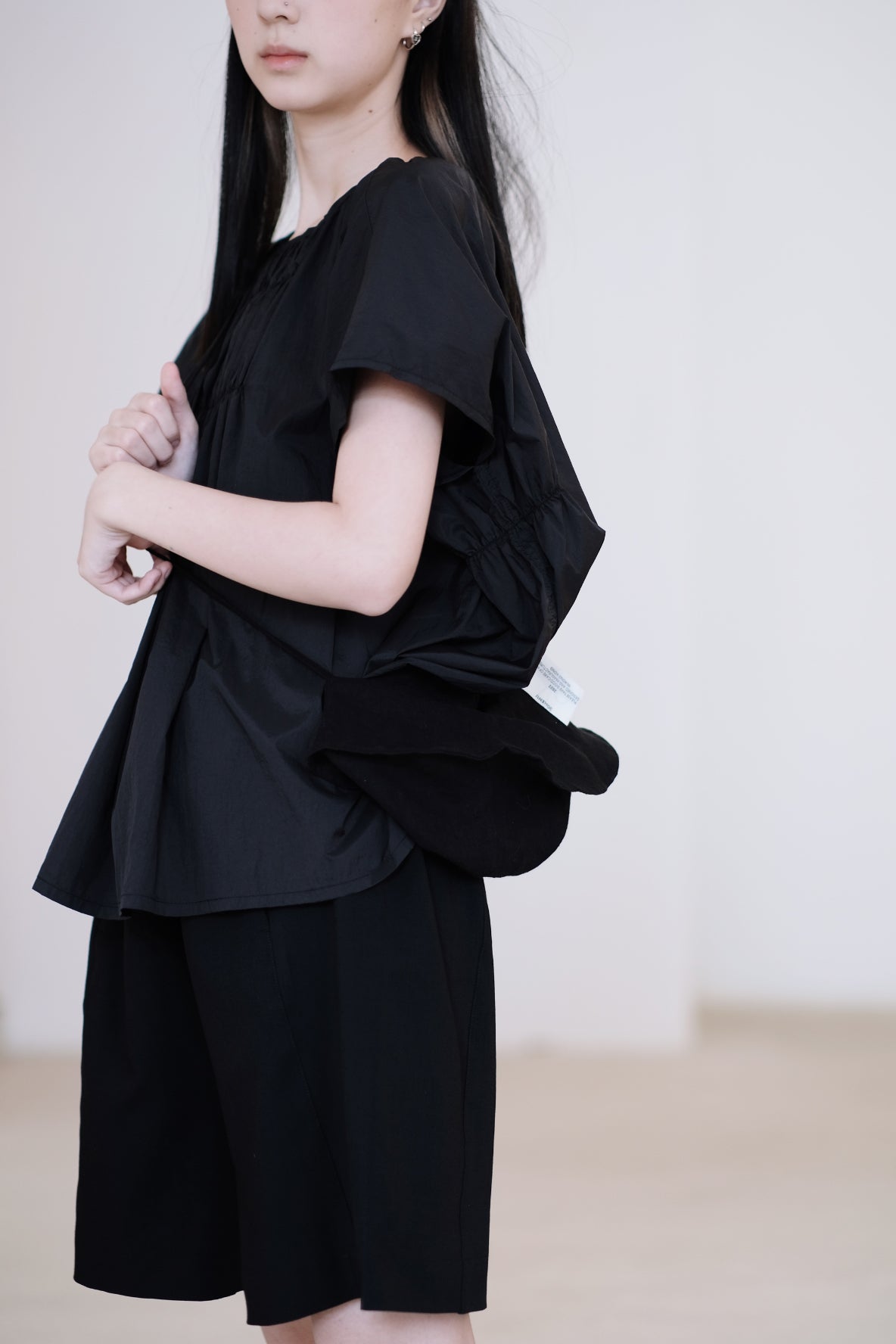 PAIGE GATHERED BLOUSE (BLACK)