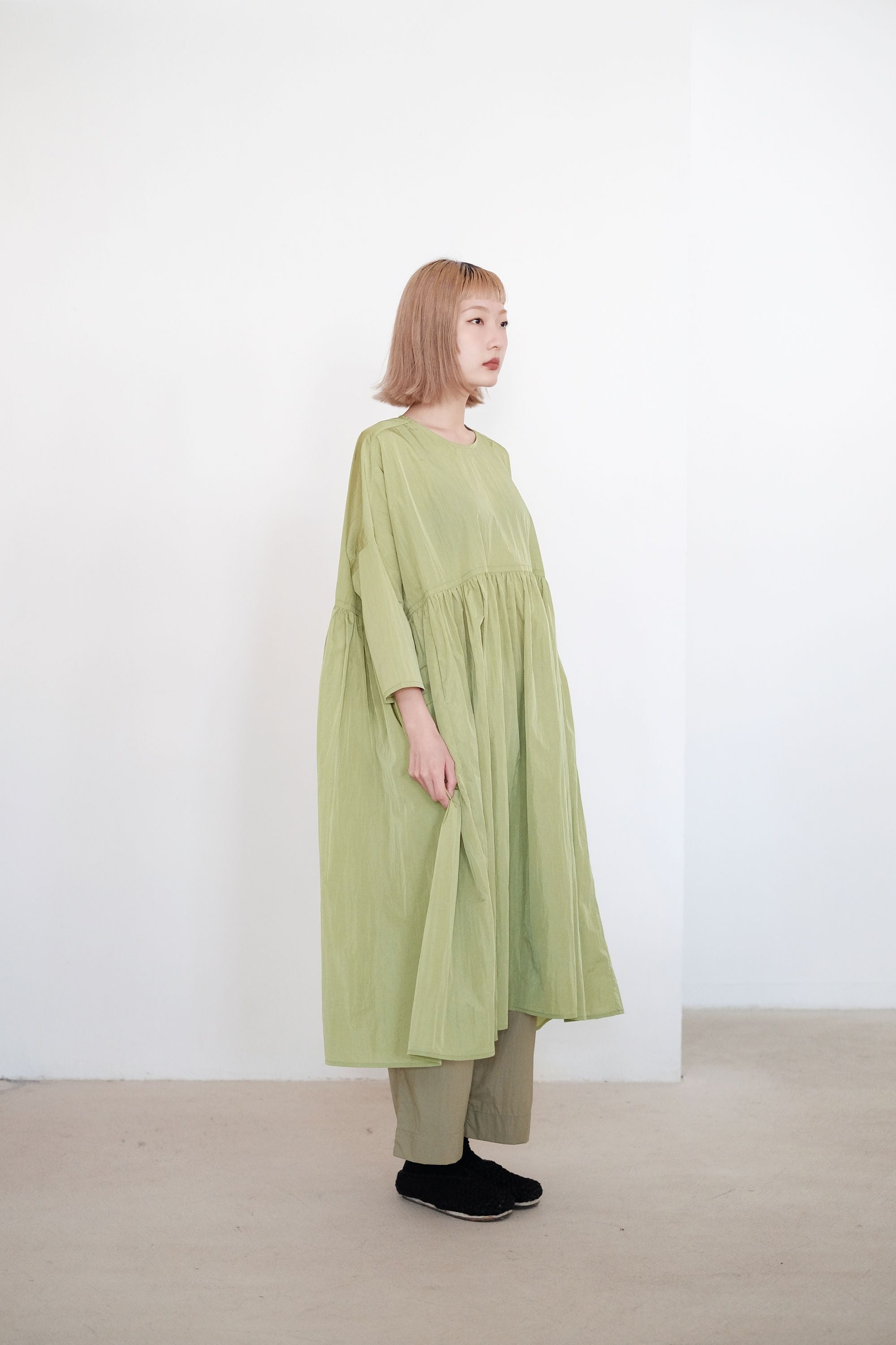 MIA DRESS (GREEN) | 青草綠色寬鬆碎摺長裙