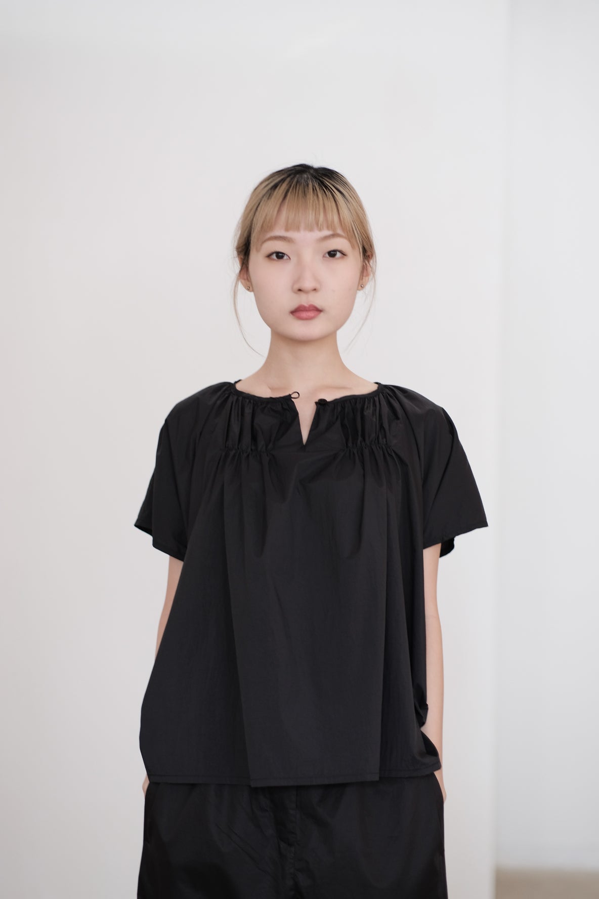 PAIGE GATHERED BLOUSE (BLACK)