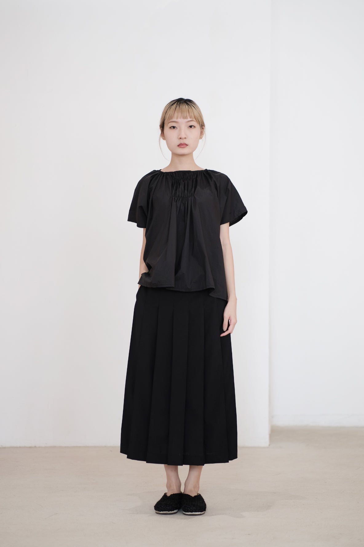 PAIGE GATHERED BLOUSE (BLACK)