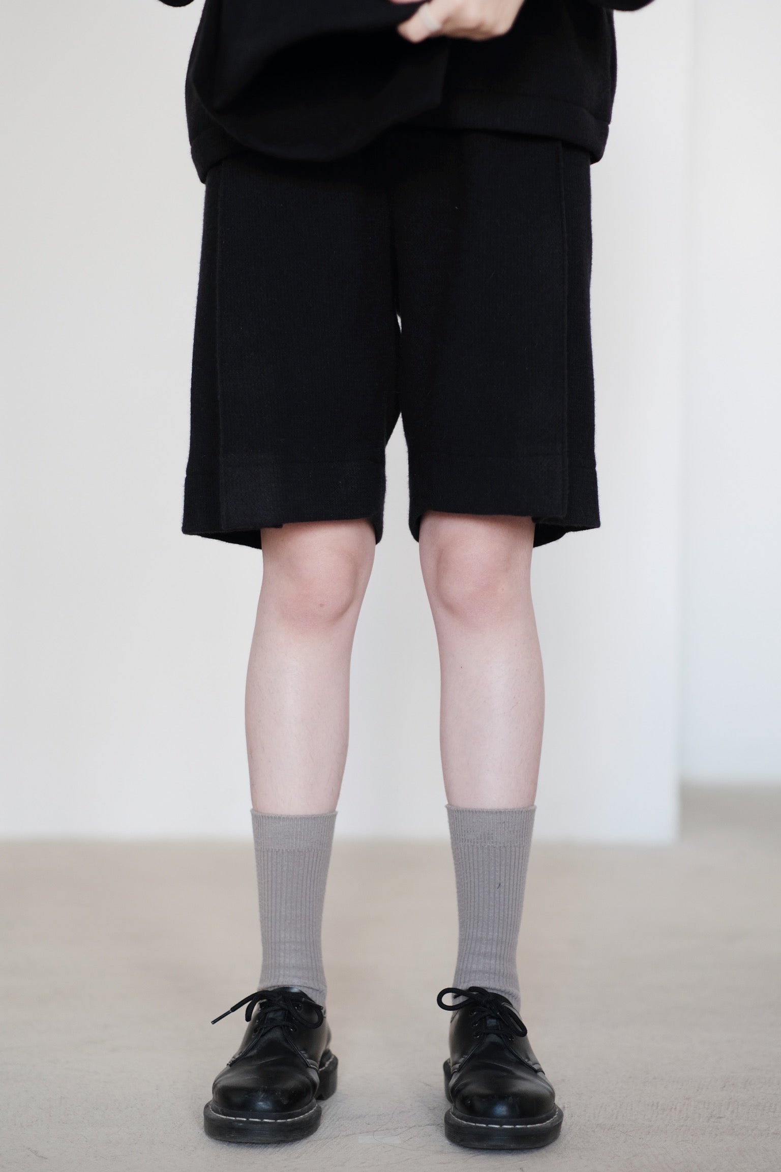 ARIA PLEAT-DETAIL SHORTS IN WOOL (BLACK) PRE-ORDER