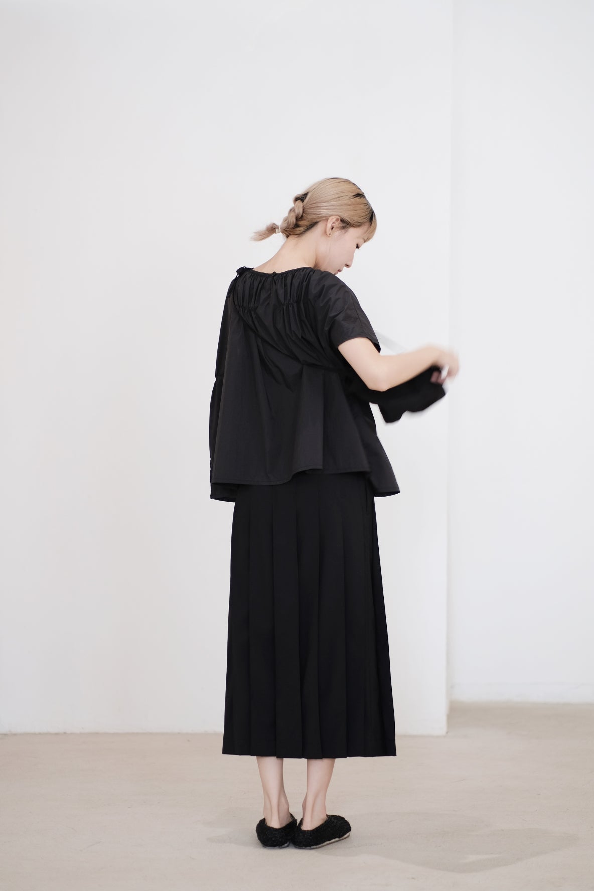 PAIGE GATHERED BLOUSE (BLACK)