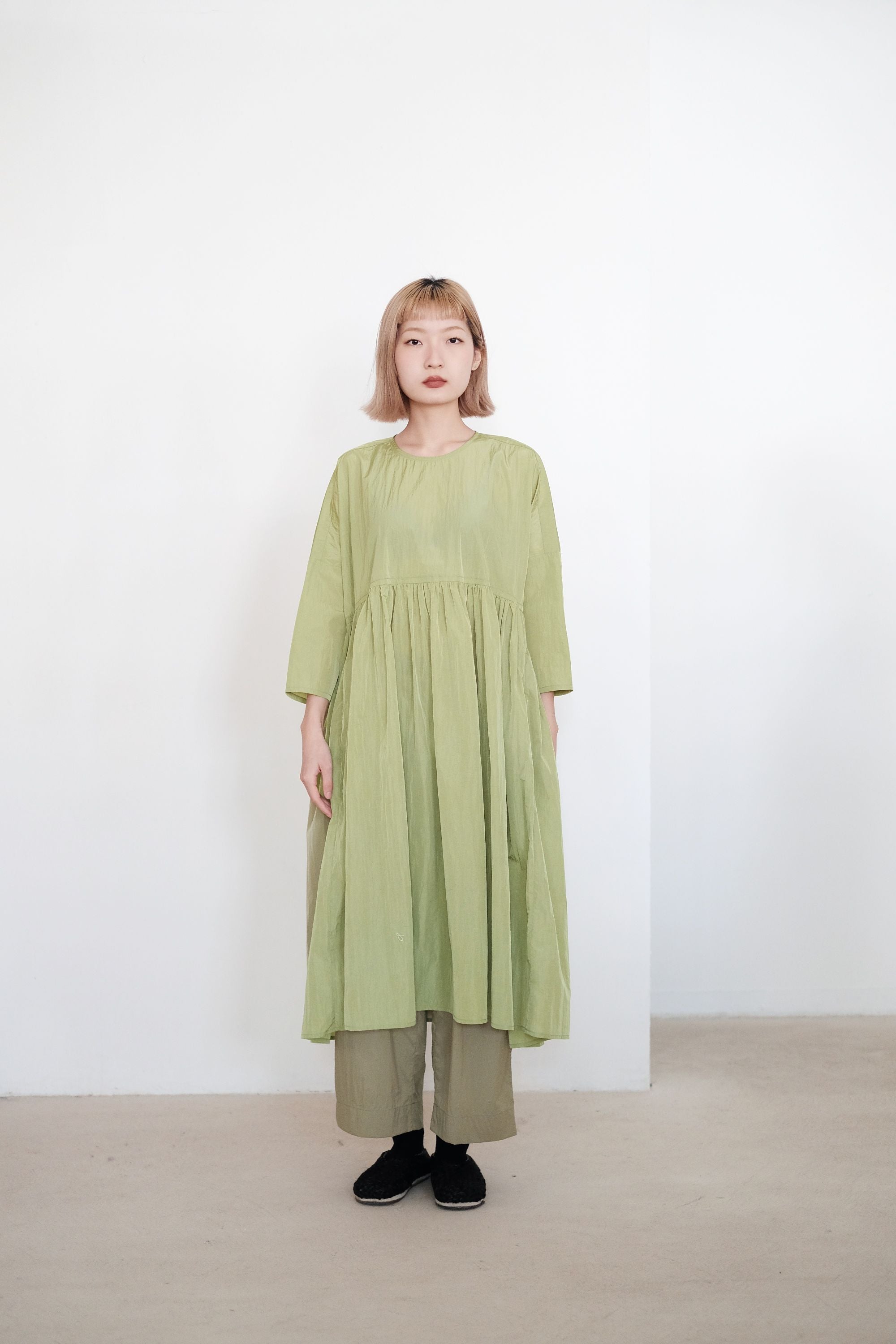 MIA DRESS (GREEN) | 青草綠色寬鬆碎摺長裙