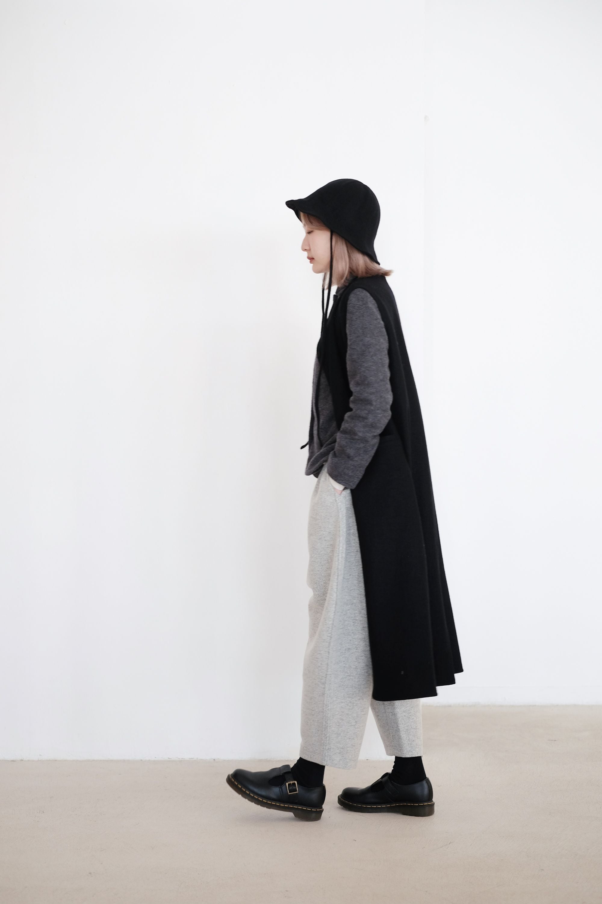 EADA SLEEVELESS COAT (BLACK)