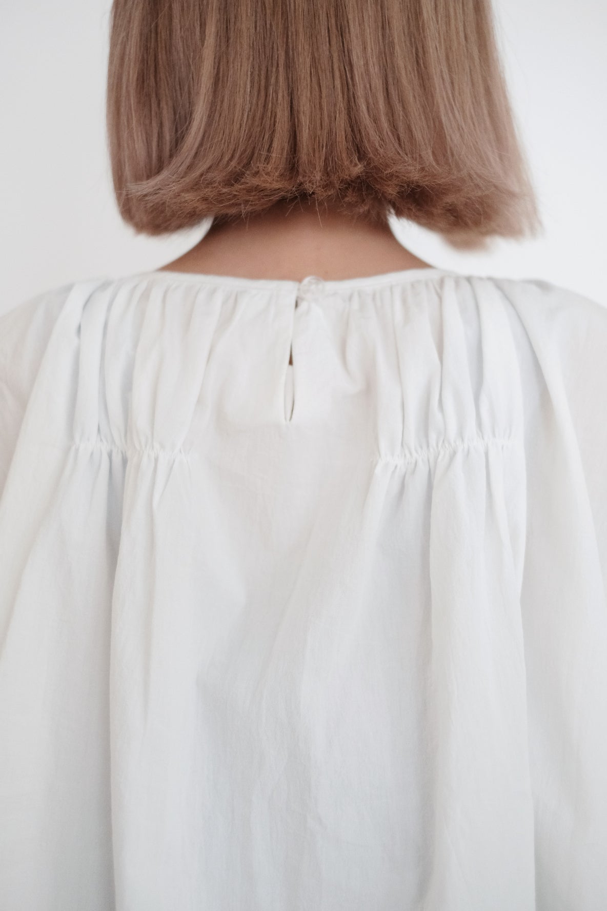 PAIGE GATHERED BLOUSE (WHITE)