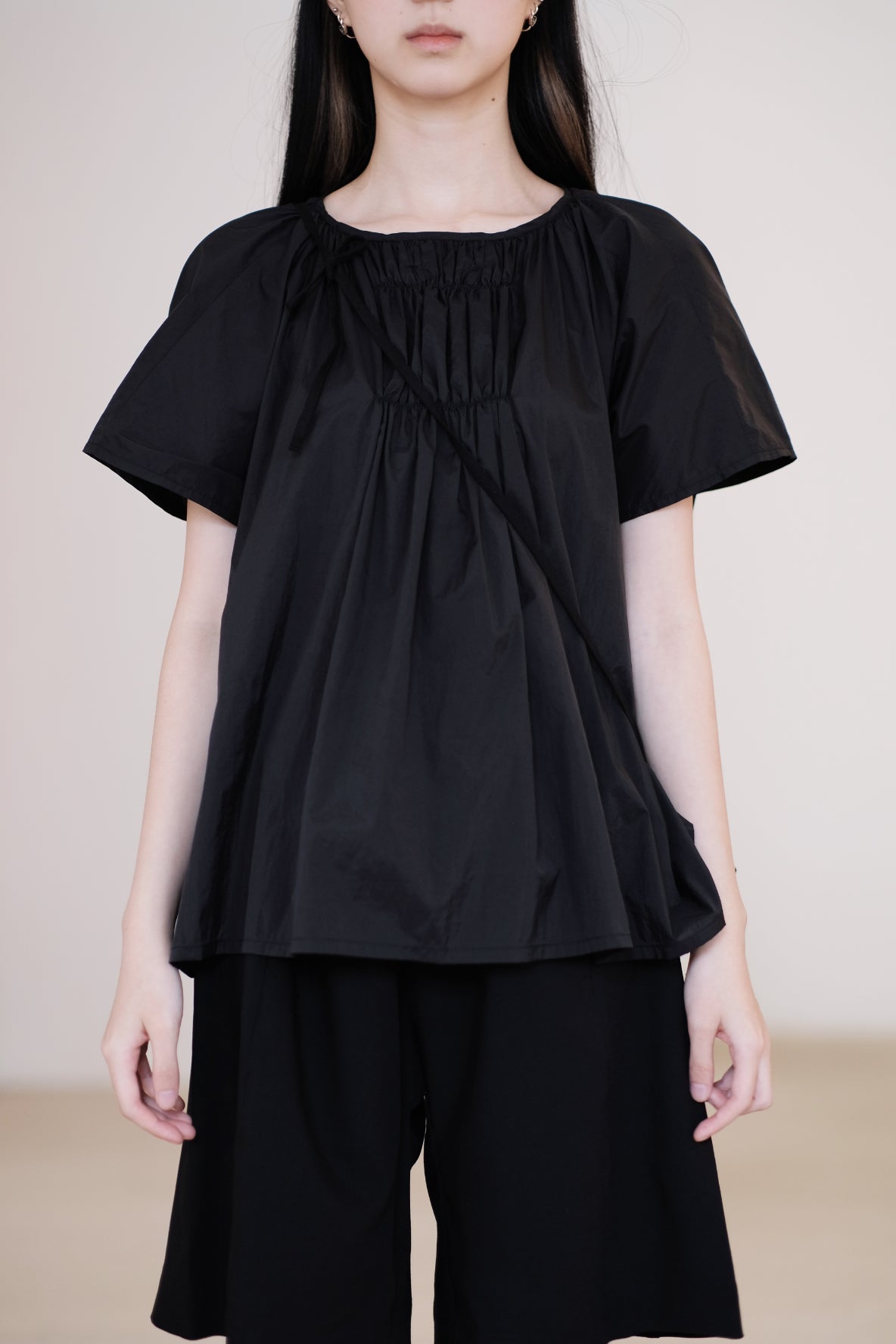 PAIGE GATHERED BLOUSE (BLACK)