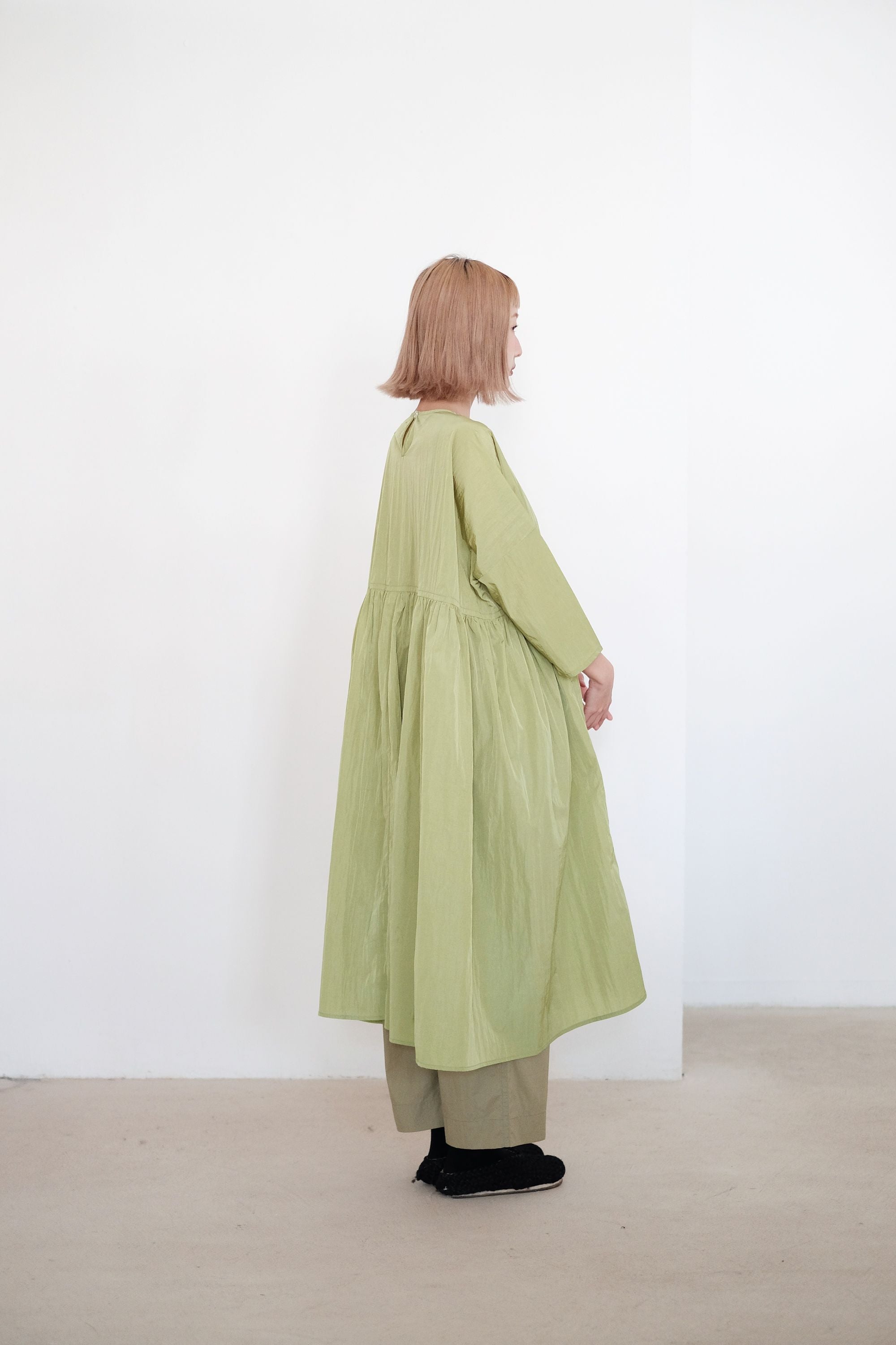 MIA DRESS (GREEN) | 青草綠色寬鬆碎摺長裙