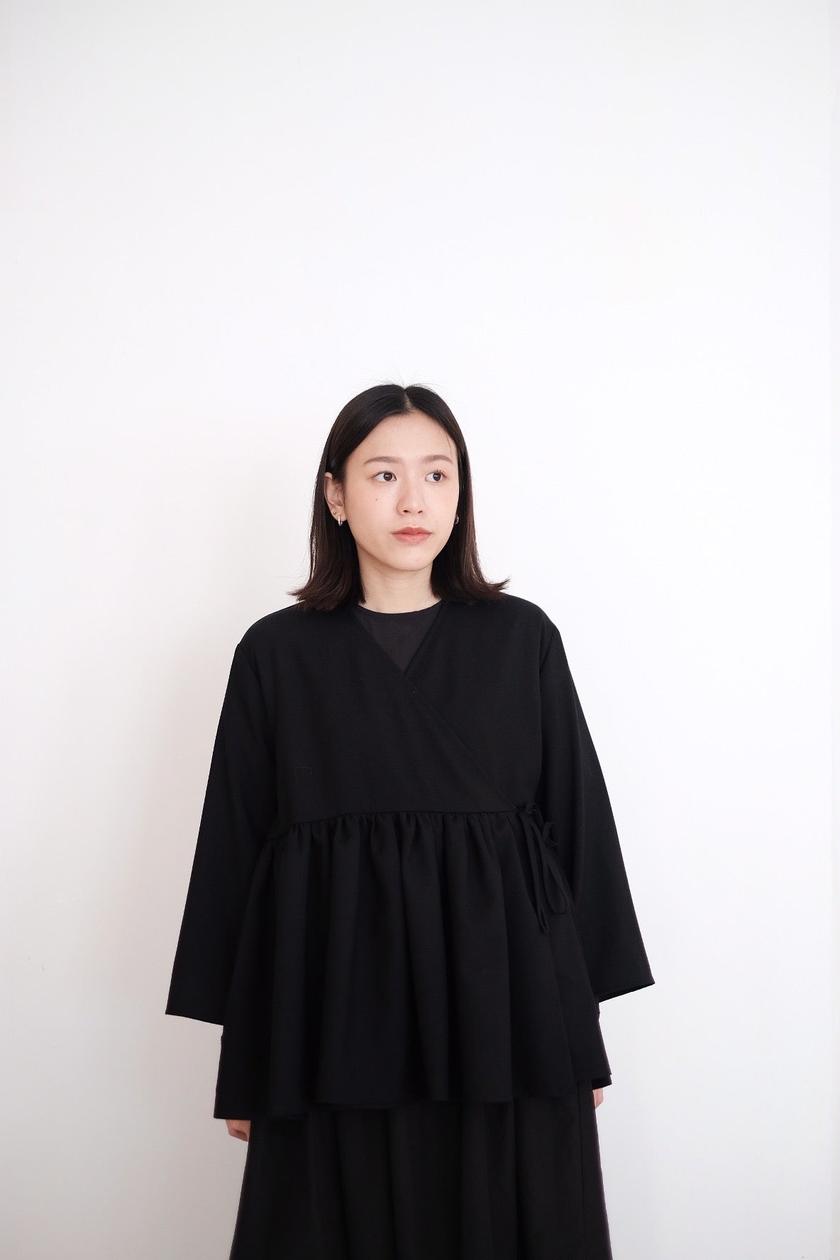 KĒKI LAYER BLOUSES WITH STRAPPING IN WOOL (BLACK)