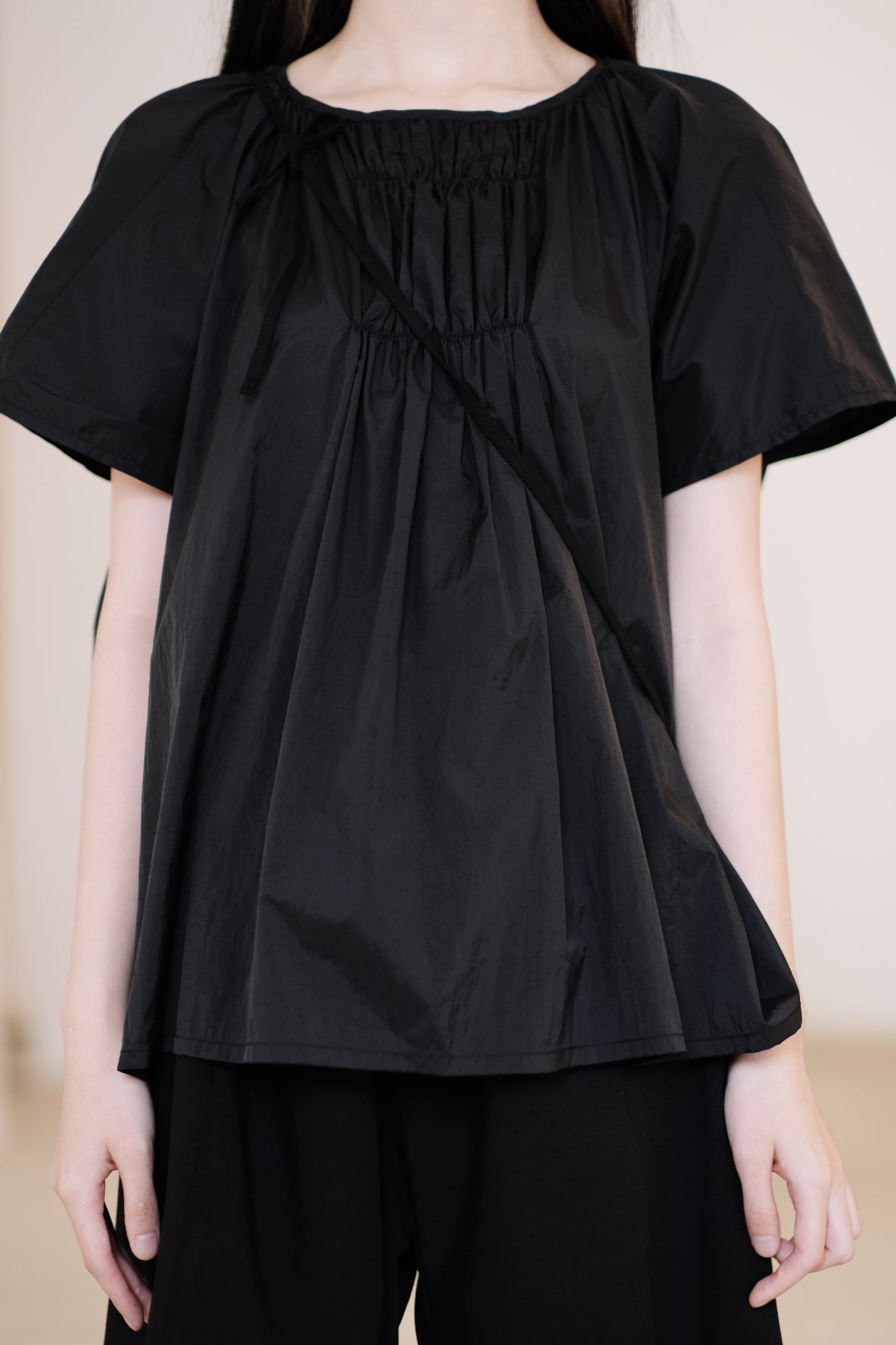 PAIGE GATHERED BLOUSE (BLACK)