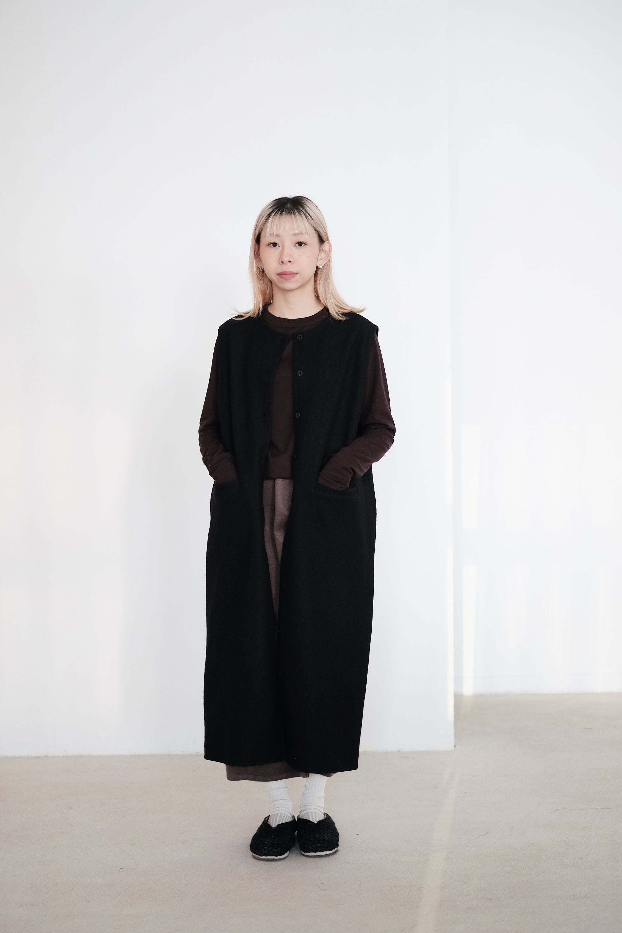 EADA SLEEVELESS COAT (BLACK)