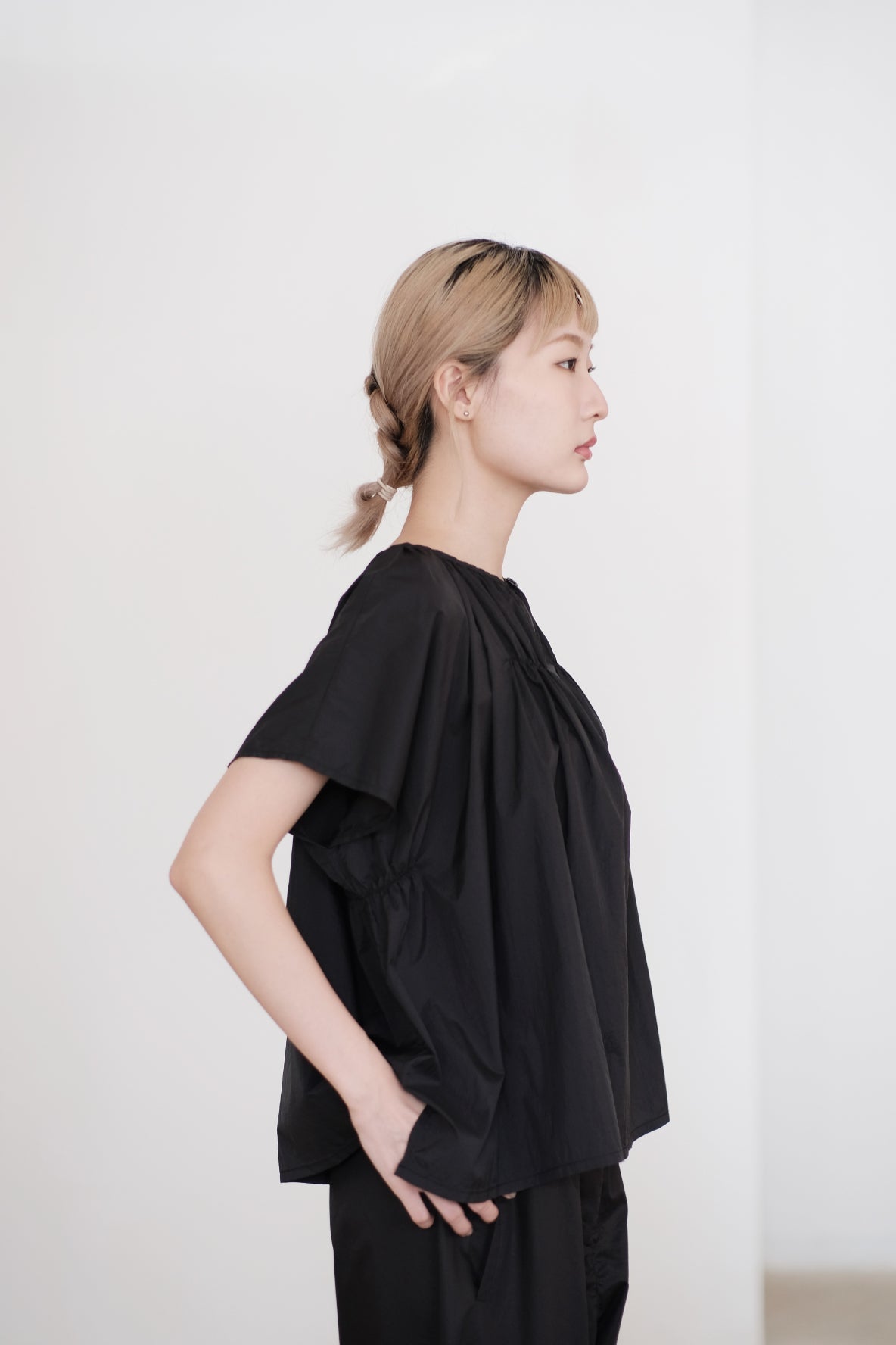 PAIGE GATHERED BLOUSE (BLACK)