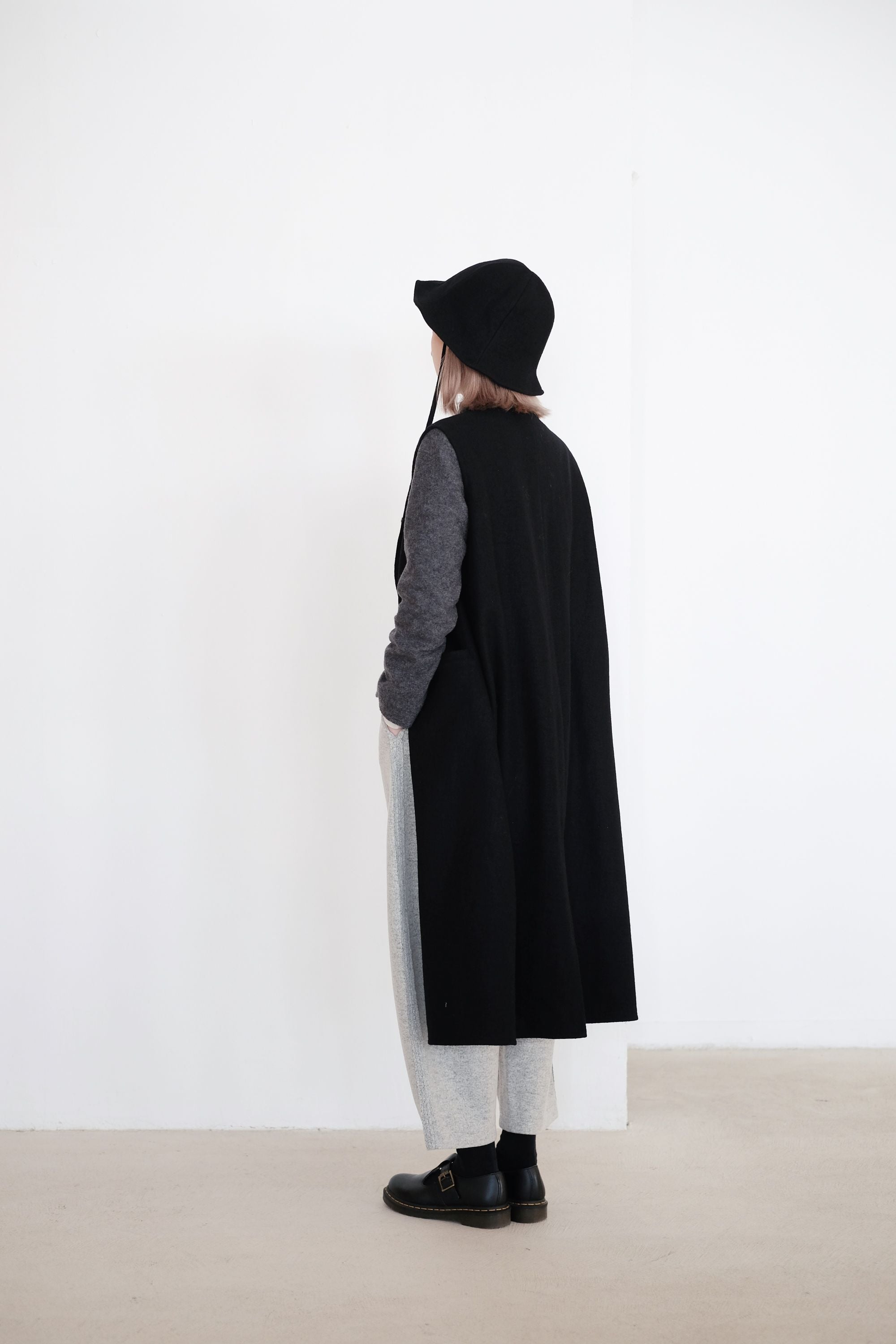 EADA SLEEVELESS COAT (BLACK)