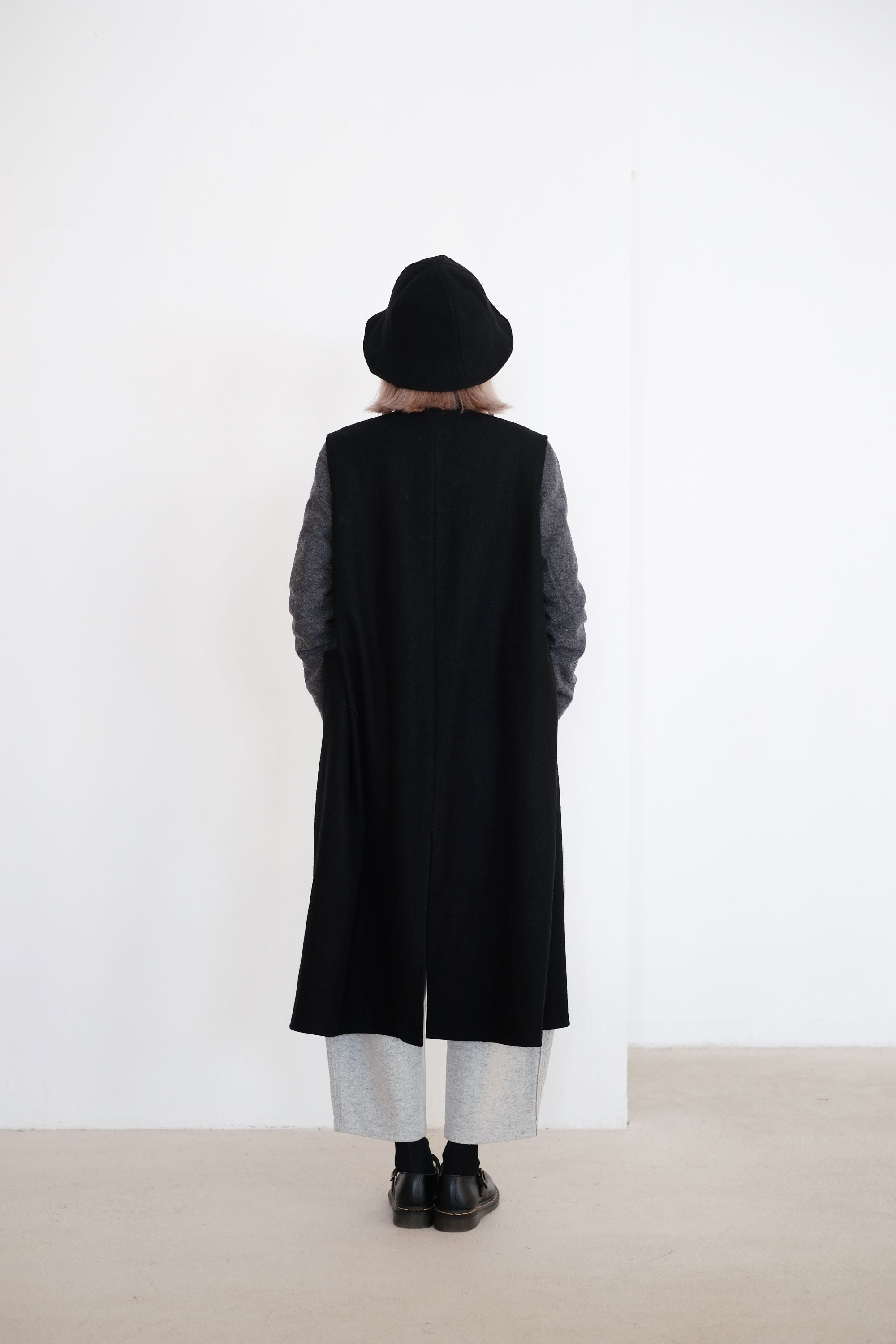 EADA SLEEVELESS COAT (BLACK)