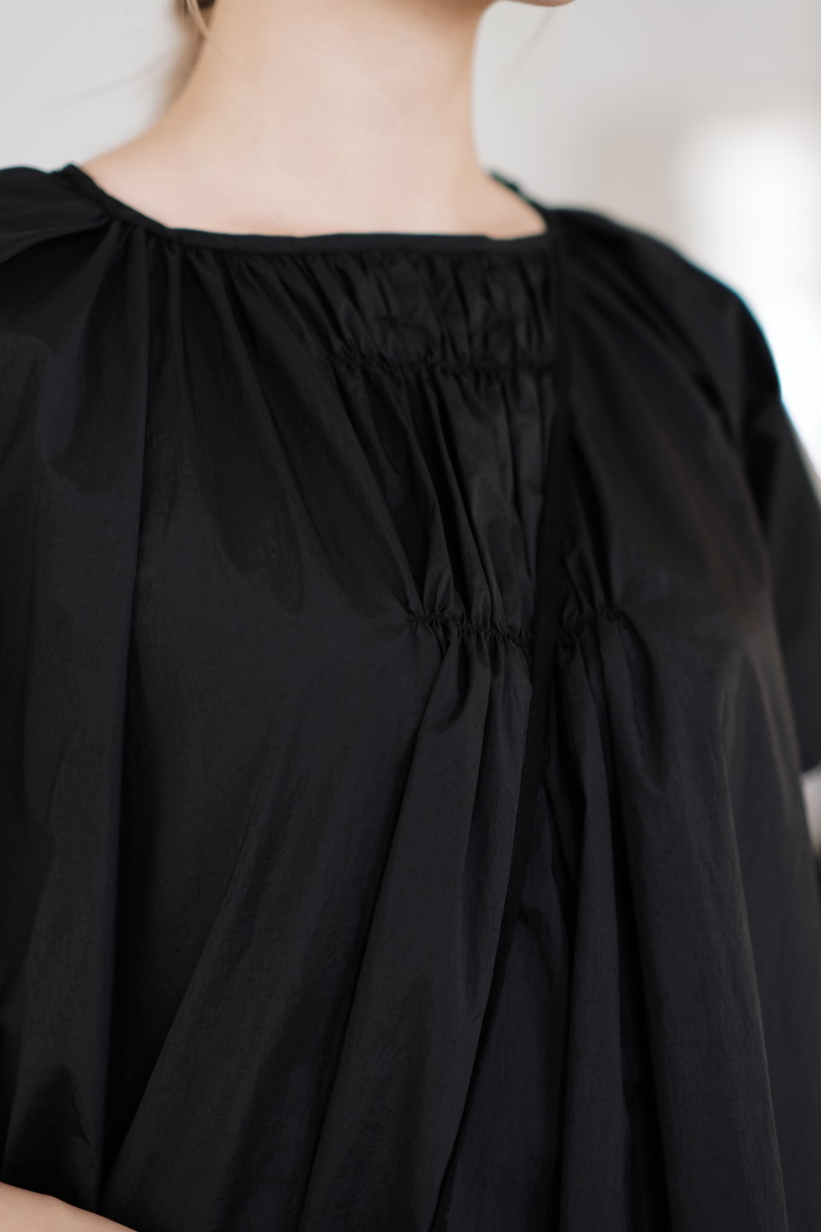 PAIGE GATHERED BLOUSE (BLACK)