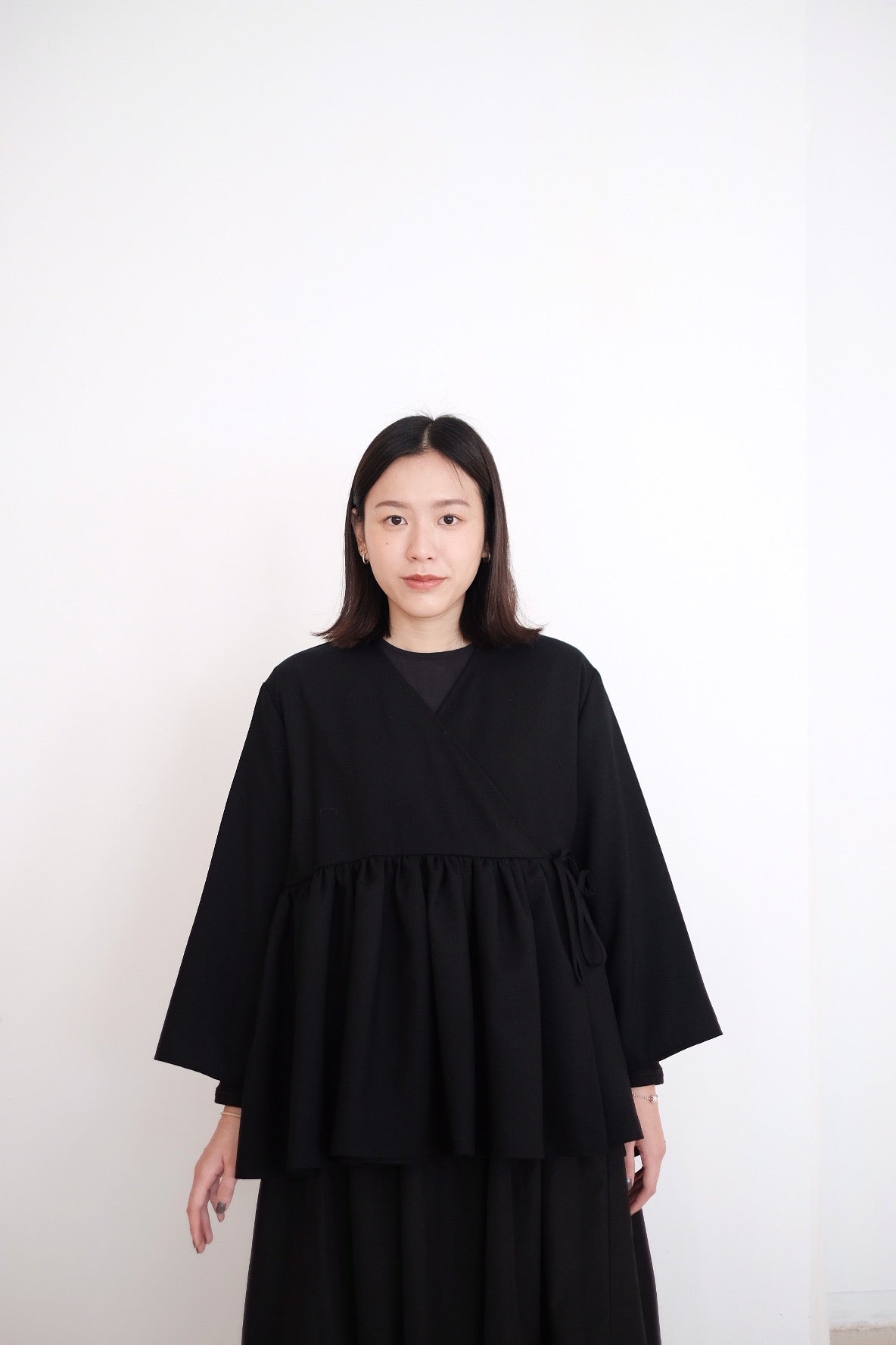 KĒKI LAYER BLOUSES WITH STRAPPING IN WOOL (BLACK)