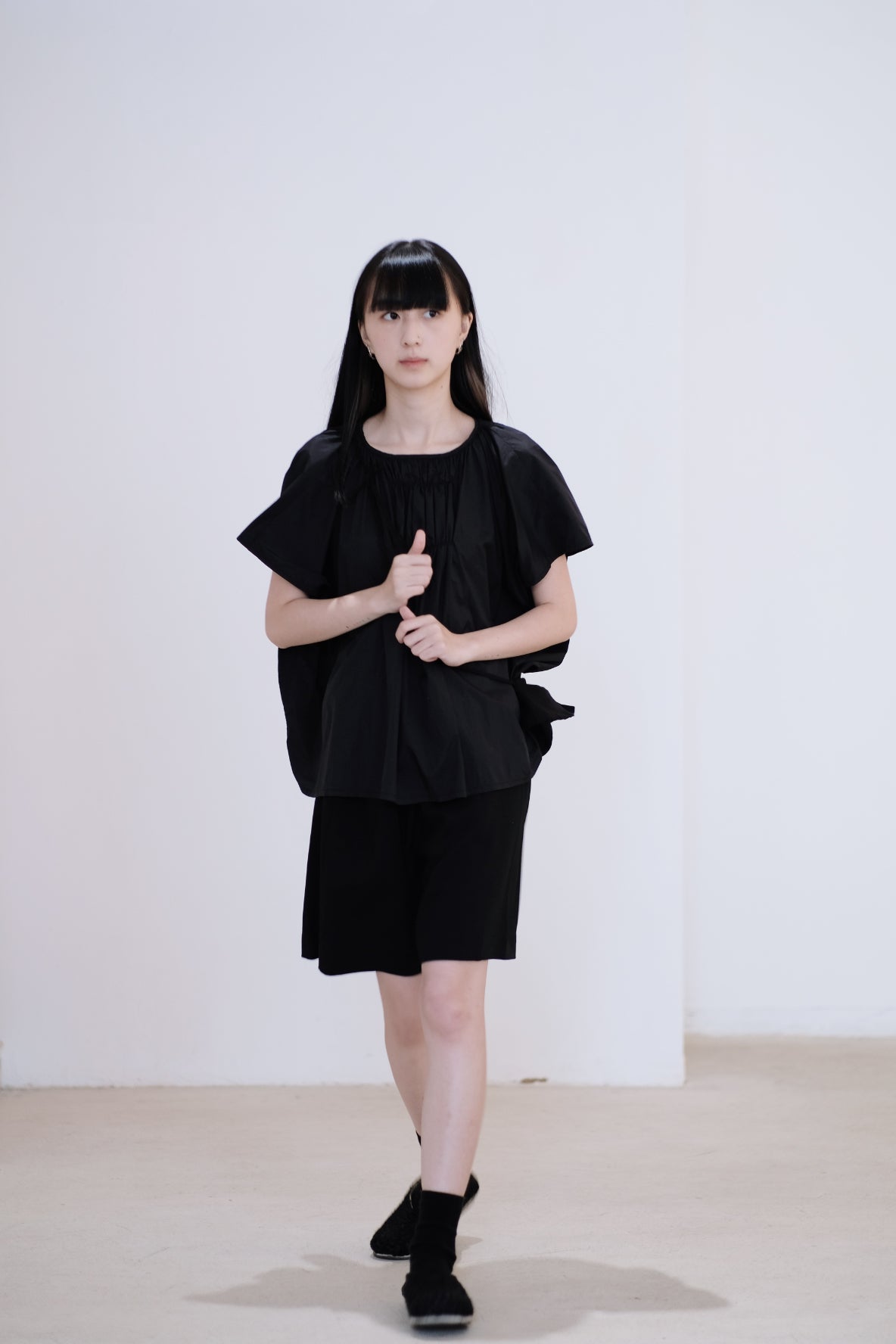 PAIGE GATHERED BLOUSE (BLACK)