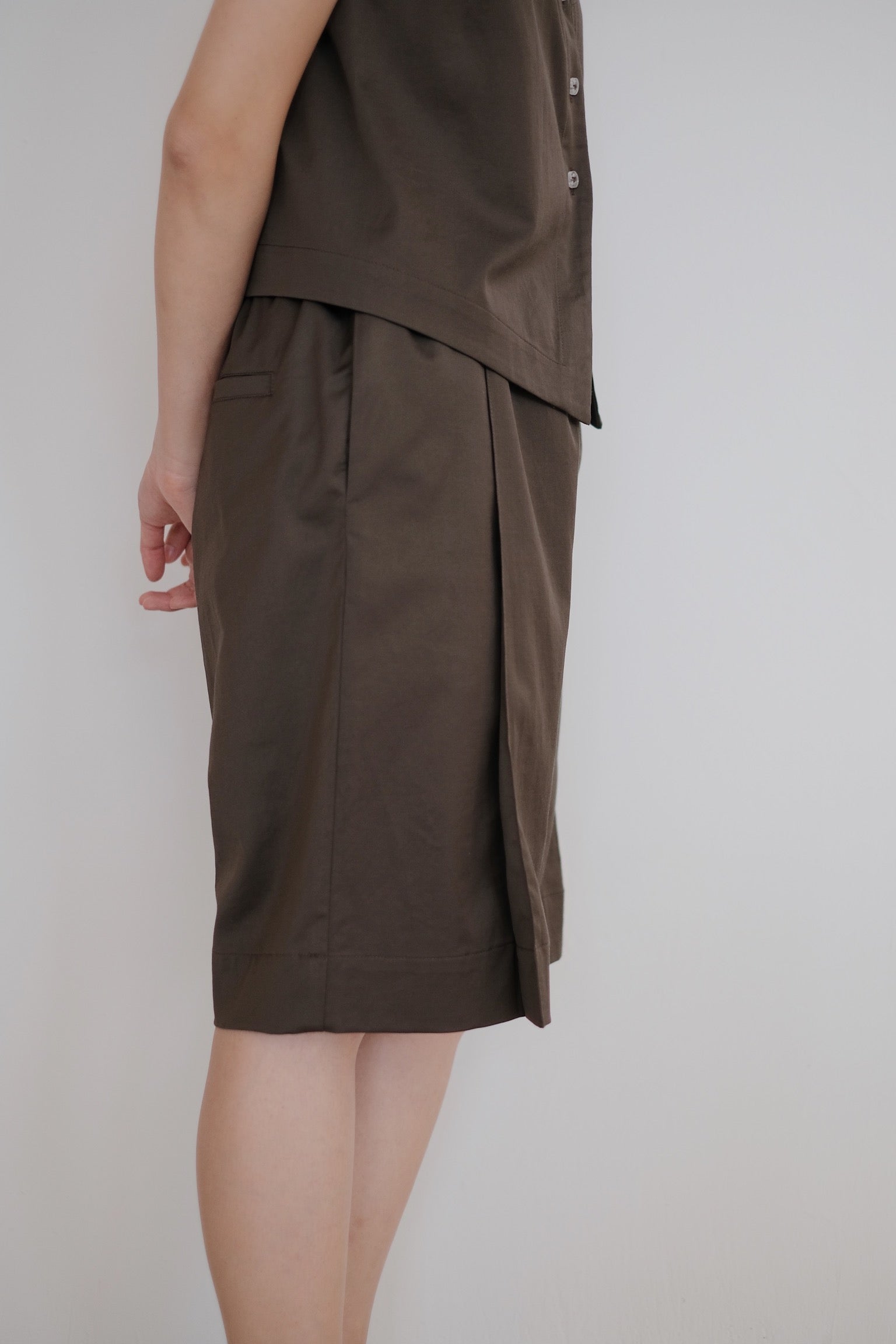 ARIA PLEAT-DETAIL SHORTS (OLIVE)