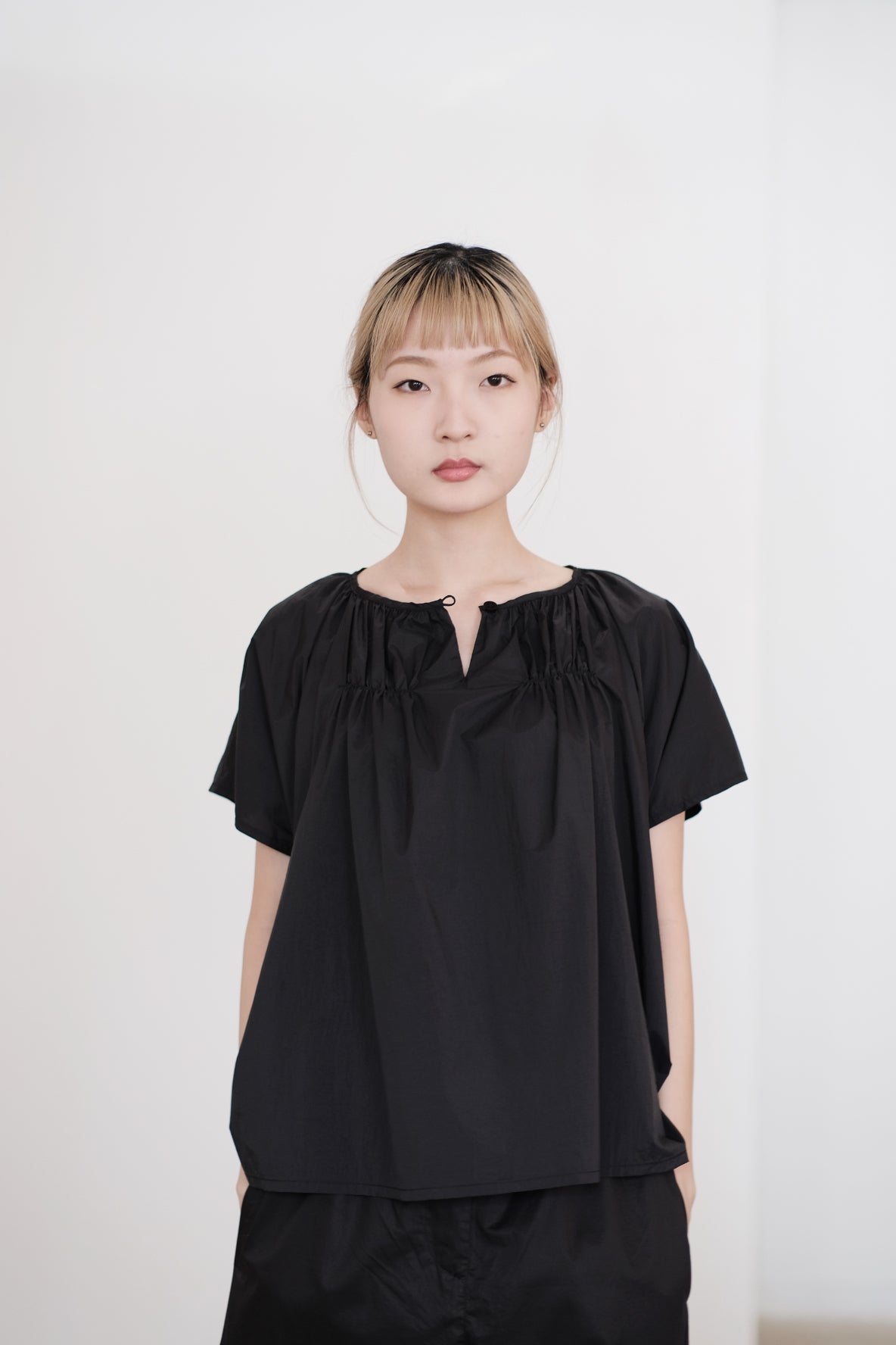 PAIGE GATHERED BLOUSE (BLACK)