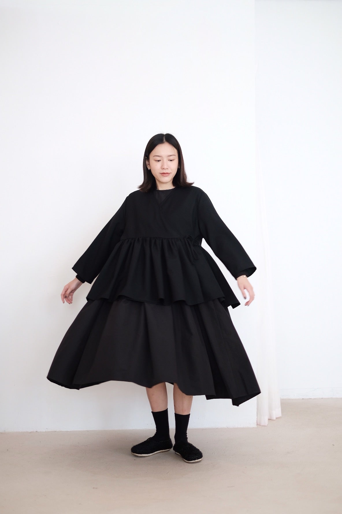 KĒKI LAYER BLOUSES WITH STRAPPING IN WOOL (BLACK)